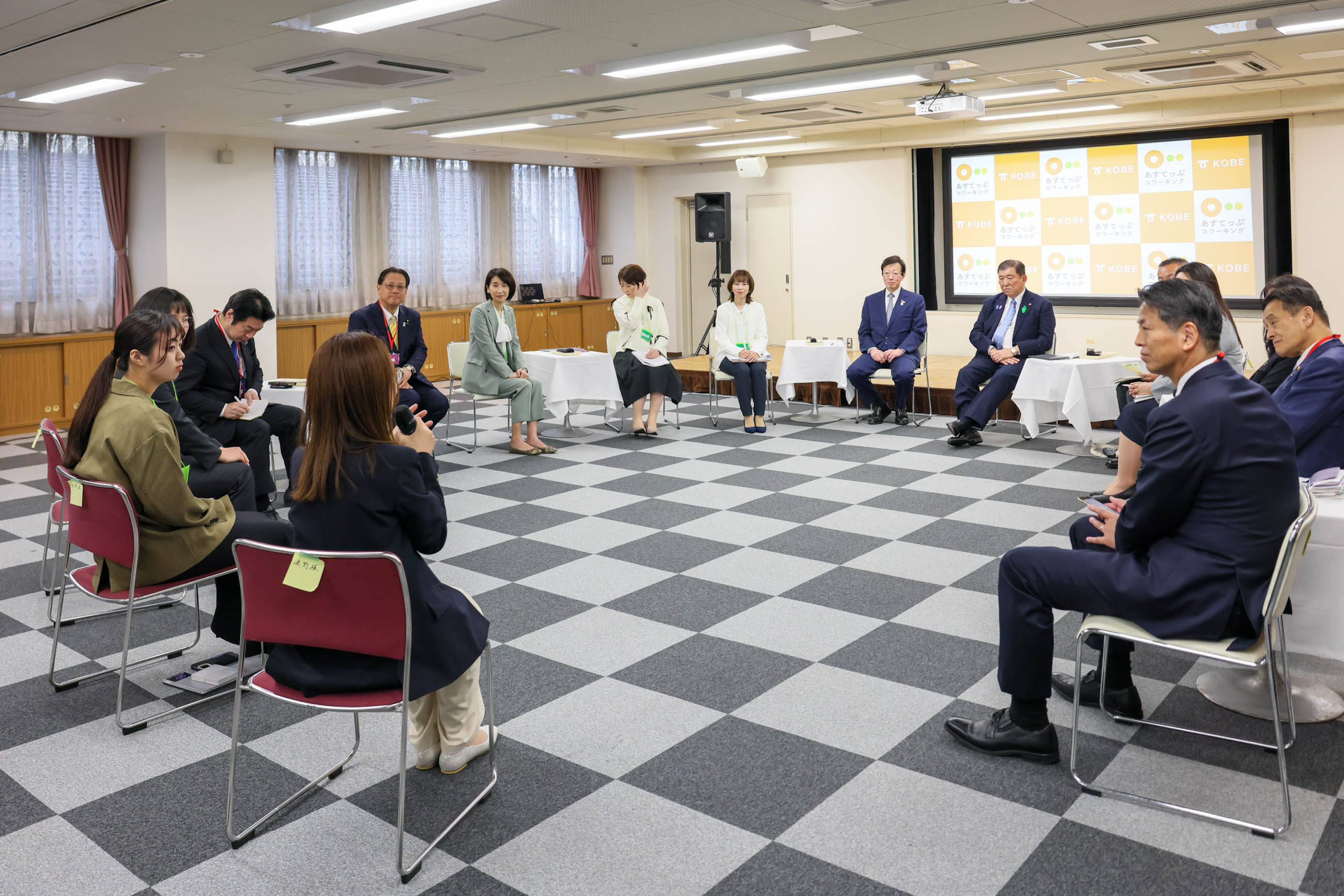 石破首相与致力于开创新业务、女性活跃及工作方式改革的青年和女性举办座谈会2