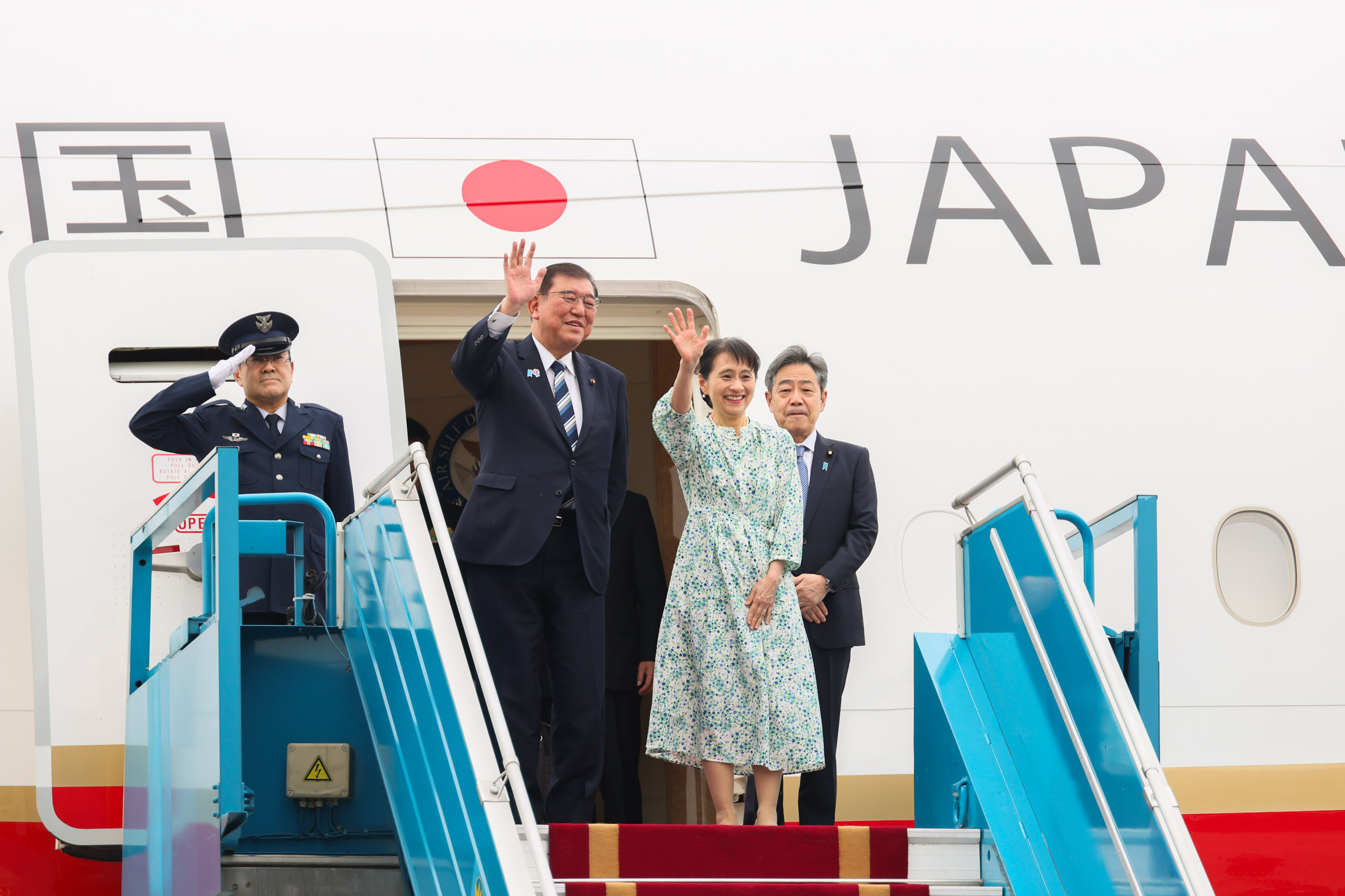 石破首相抵达河内1