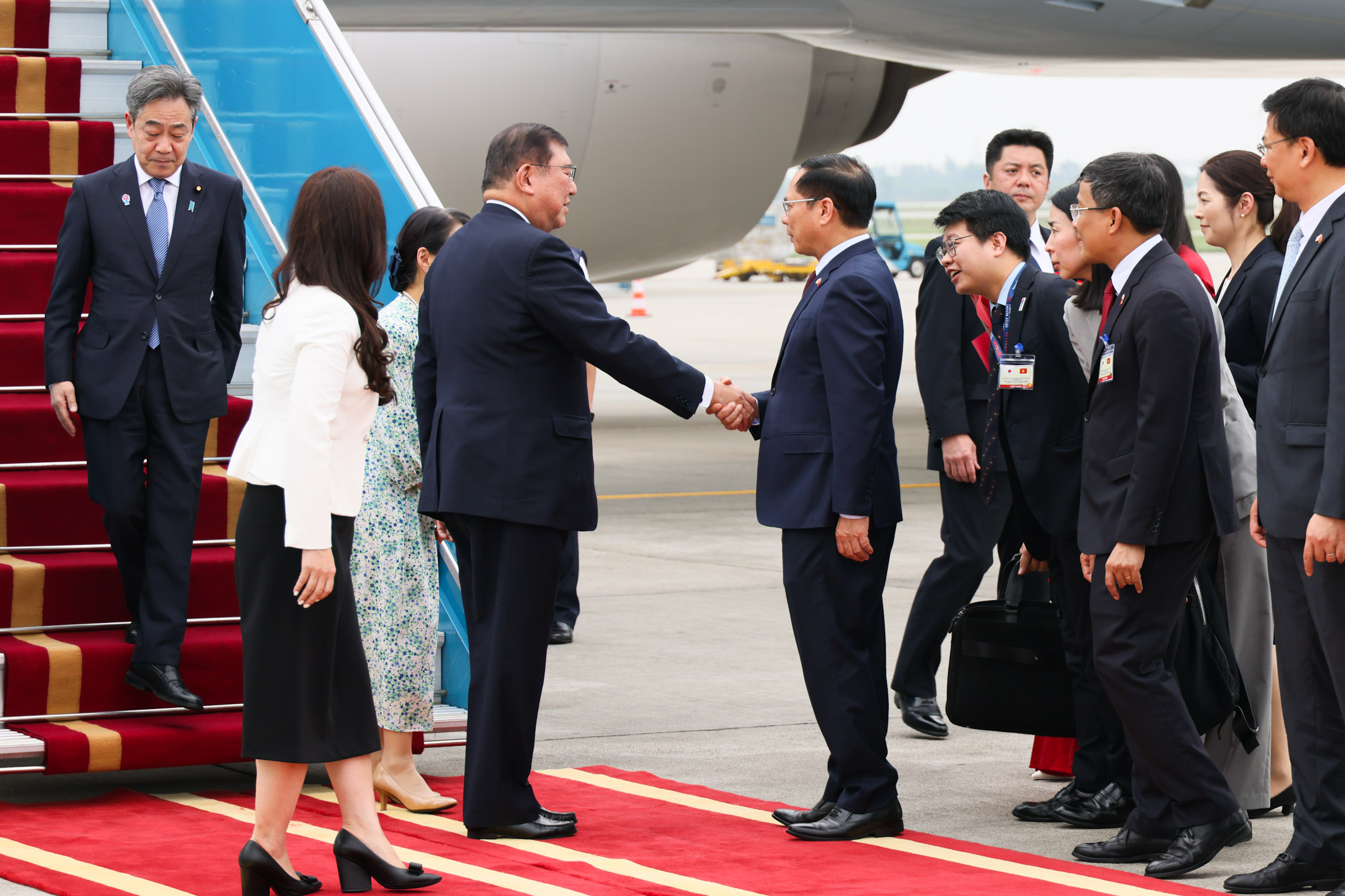 石破首相抵达河内4