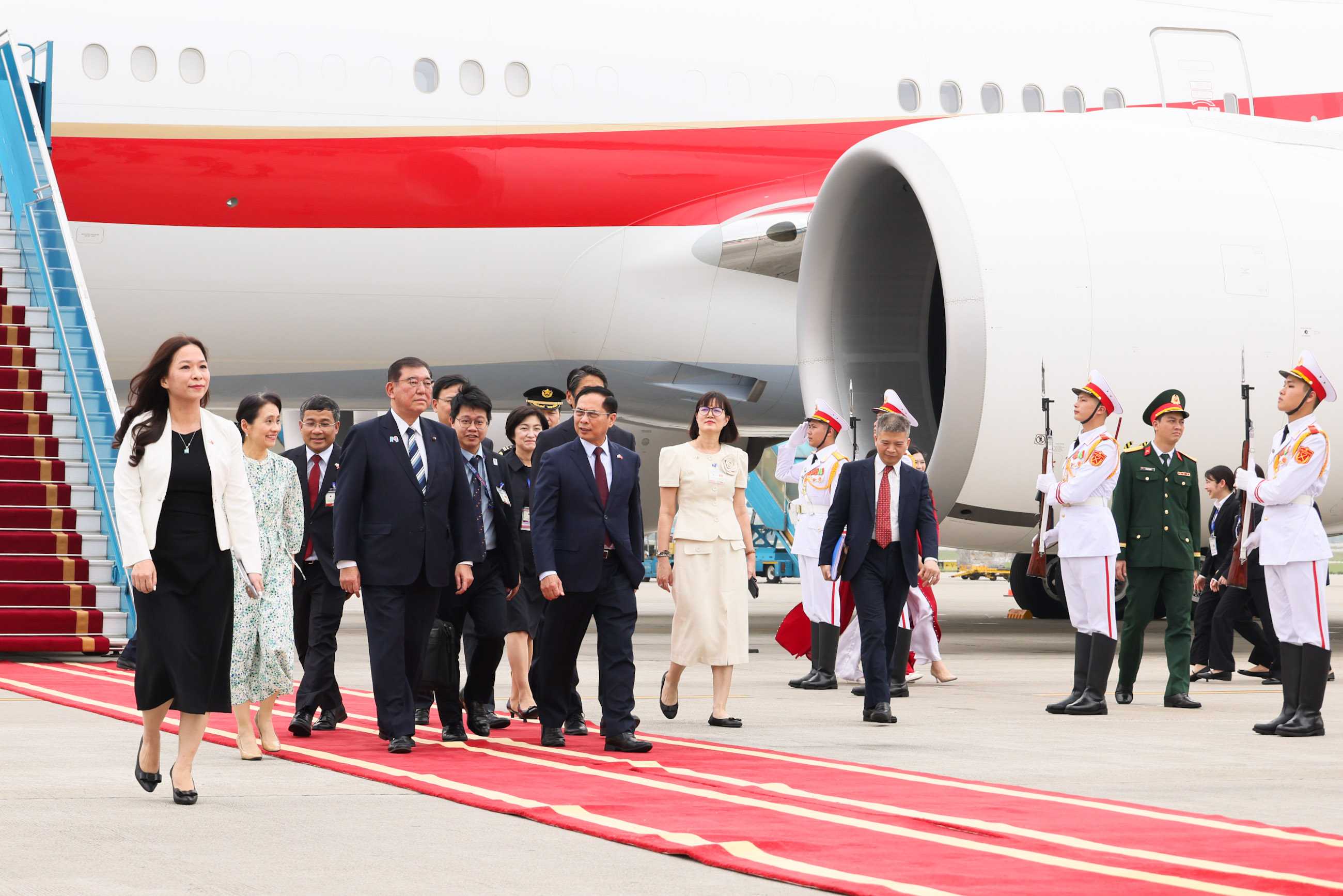 石破首相抵达河内6