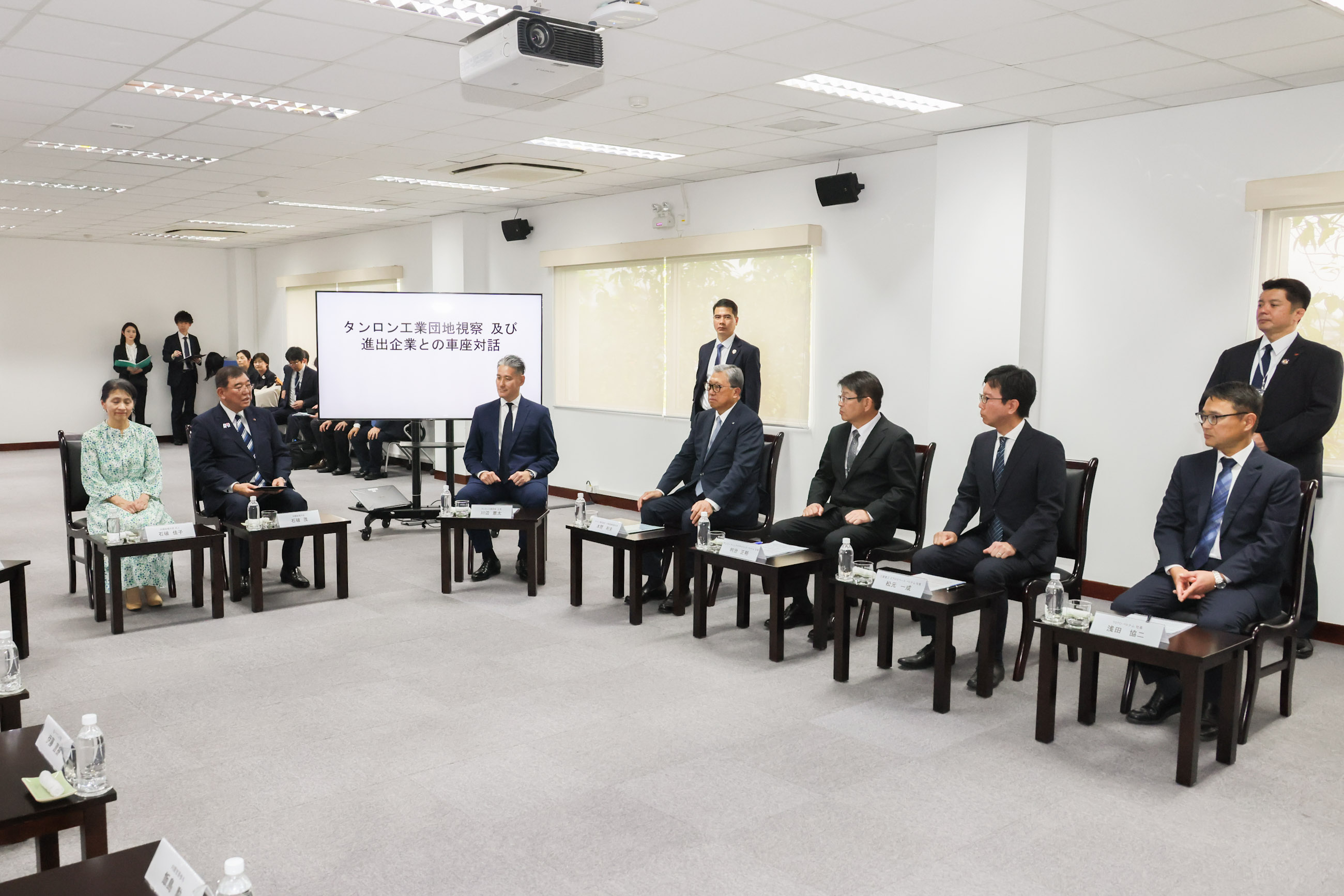 石破首相与越日资企业代表等召开座谈会3