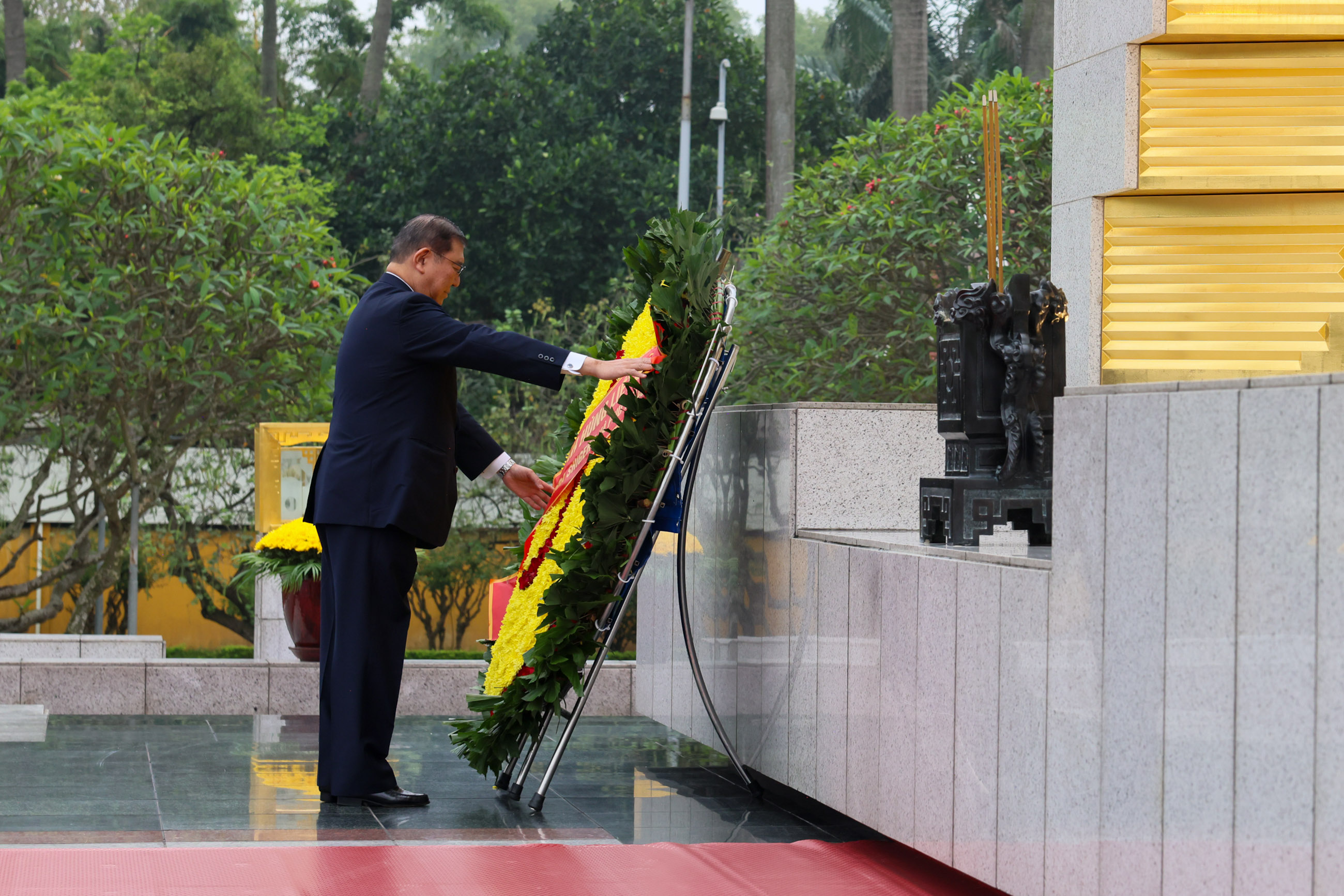 石破首相在英雄烈士纪念碑进行献花2