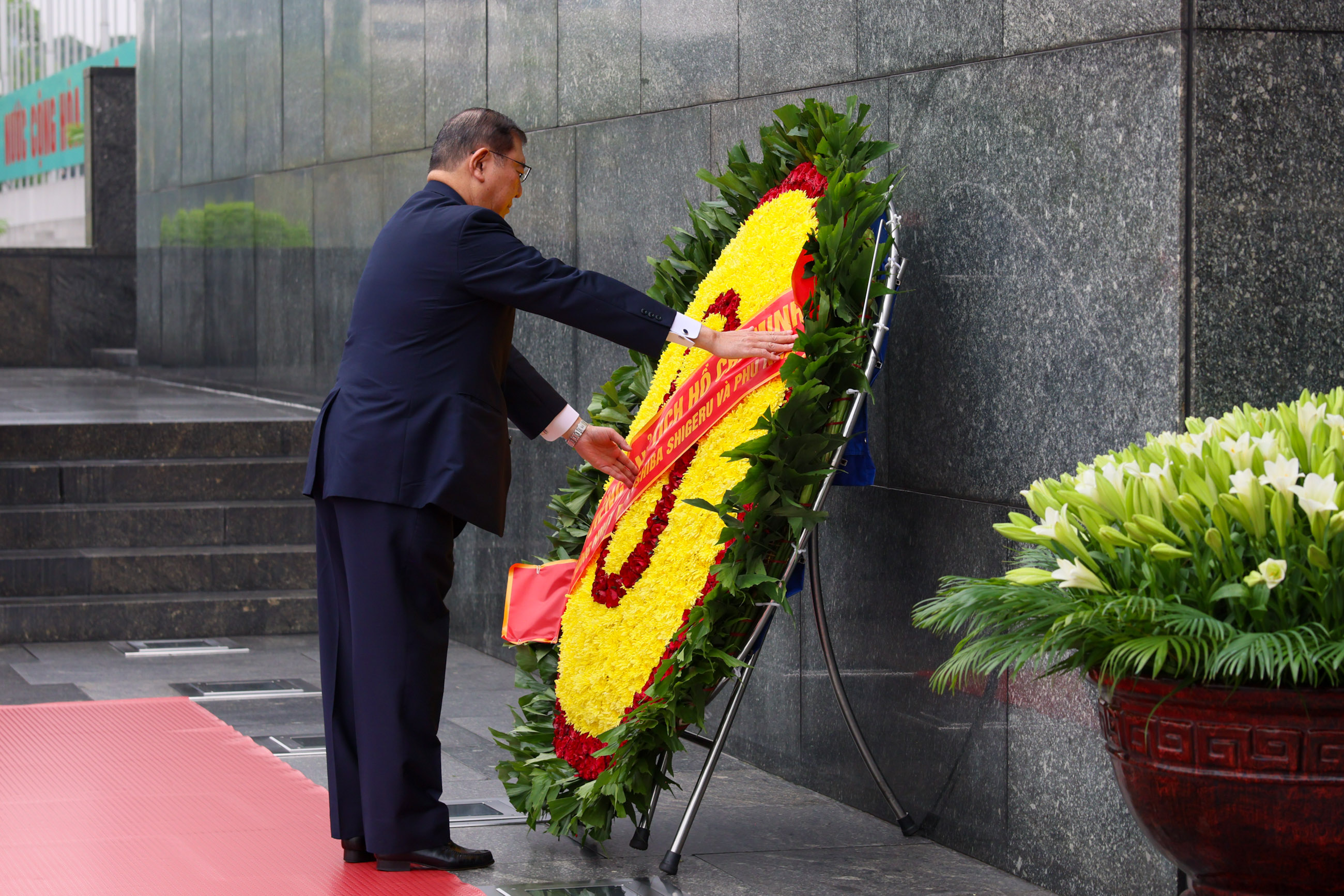 石破首相在胡志明主席陵墓进行献花2