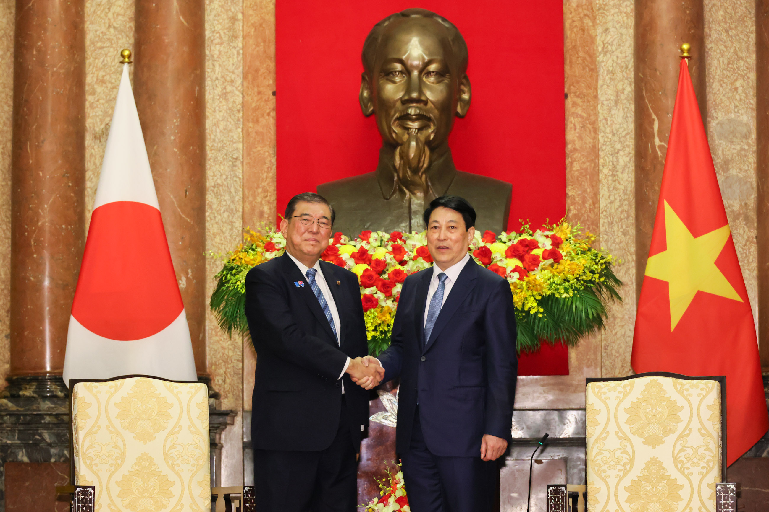 与国家主席梁强举行会谈2