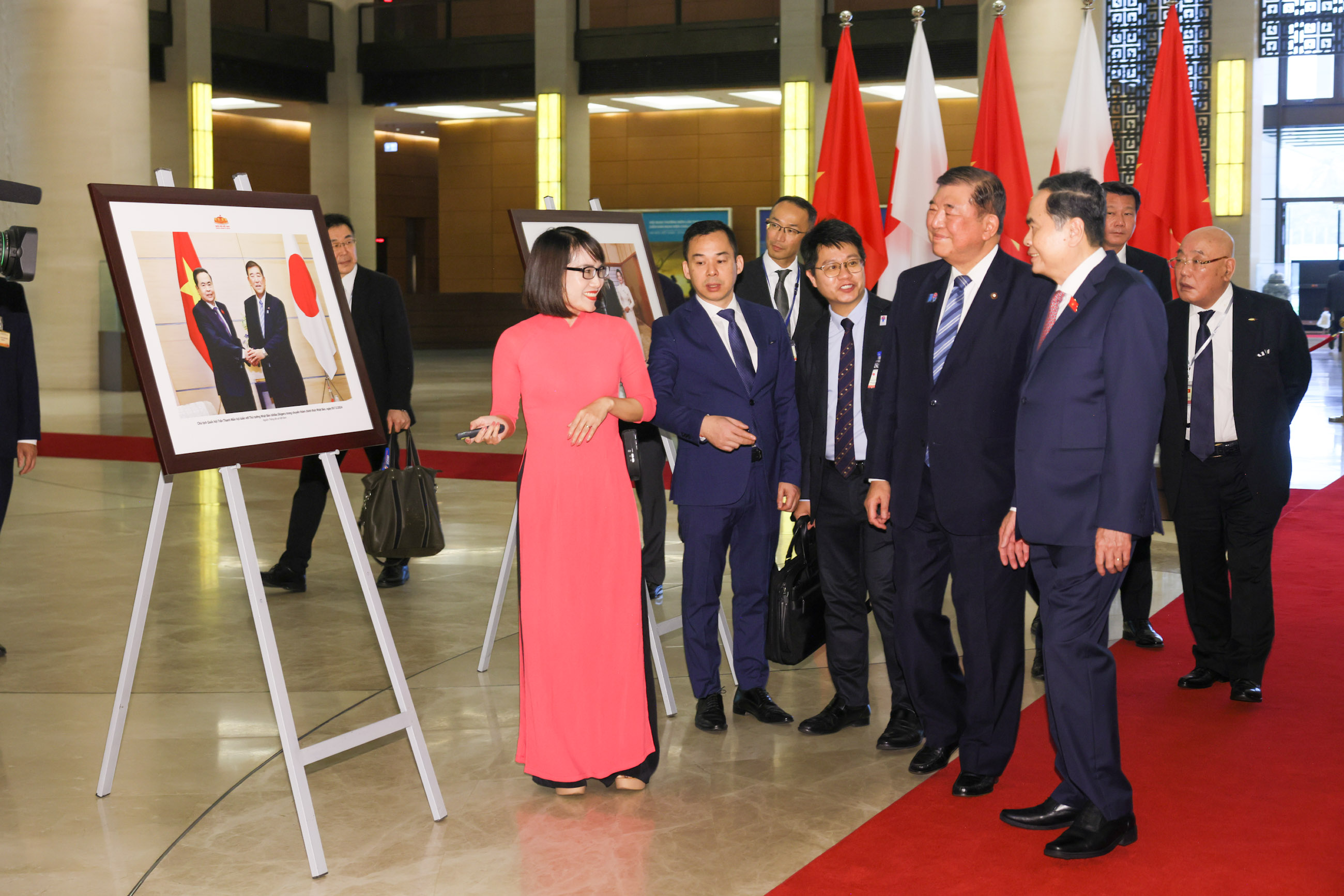 与陈青敏国会主席举行会谈5