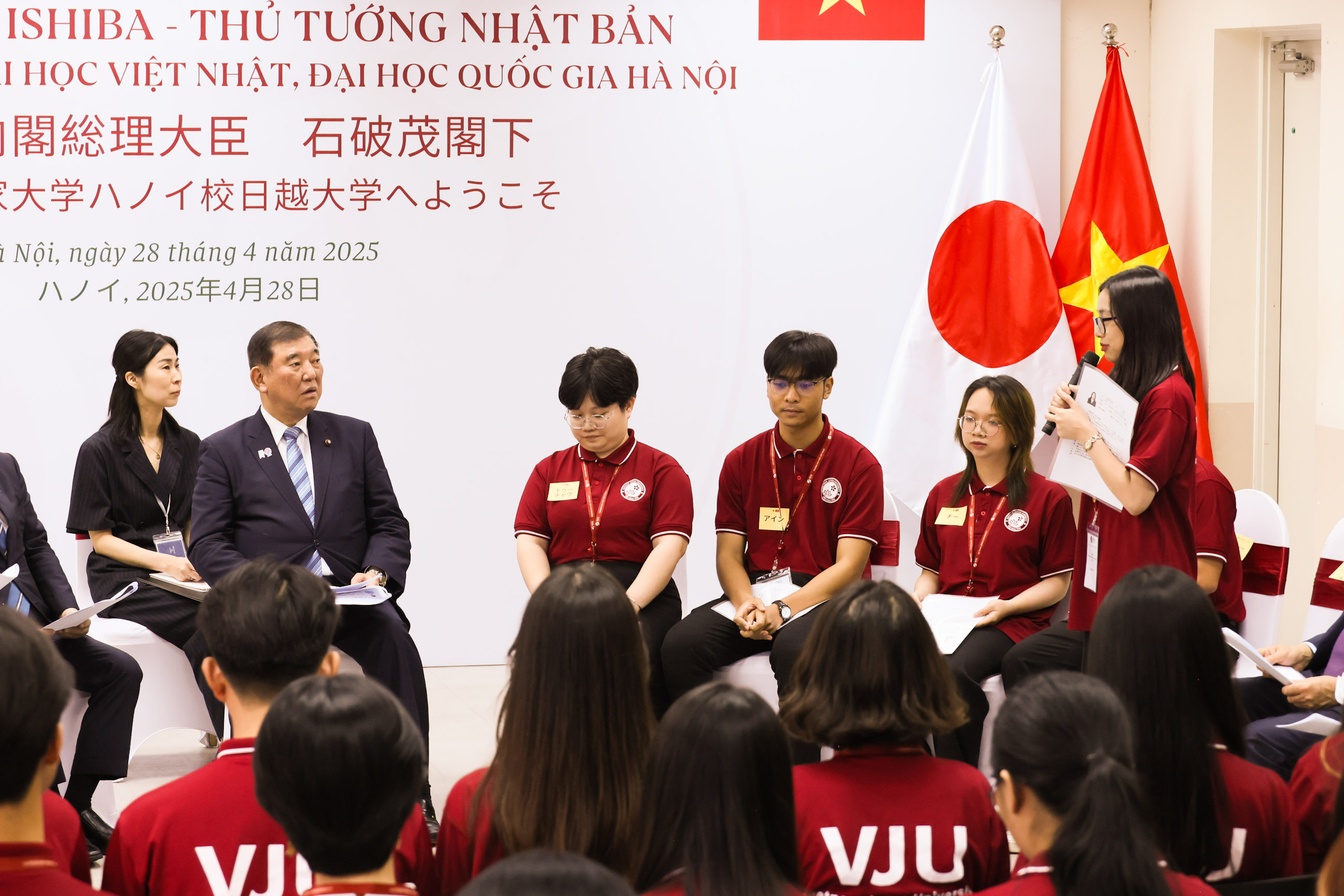 石破首相访问日越大学4