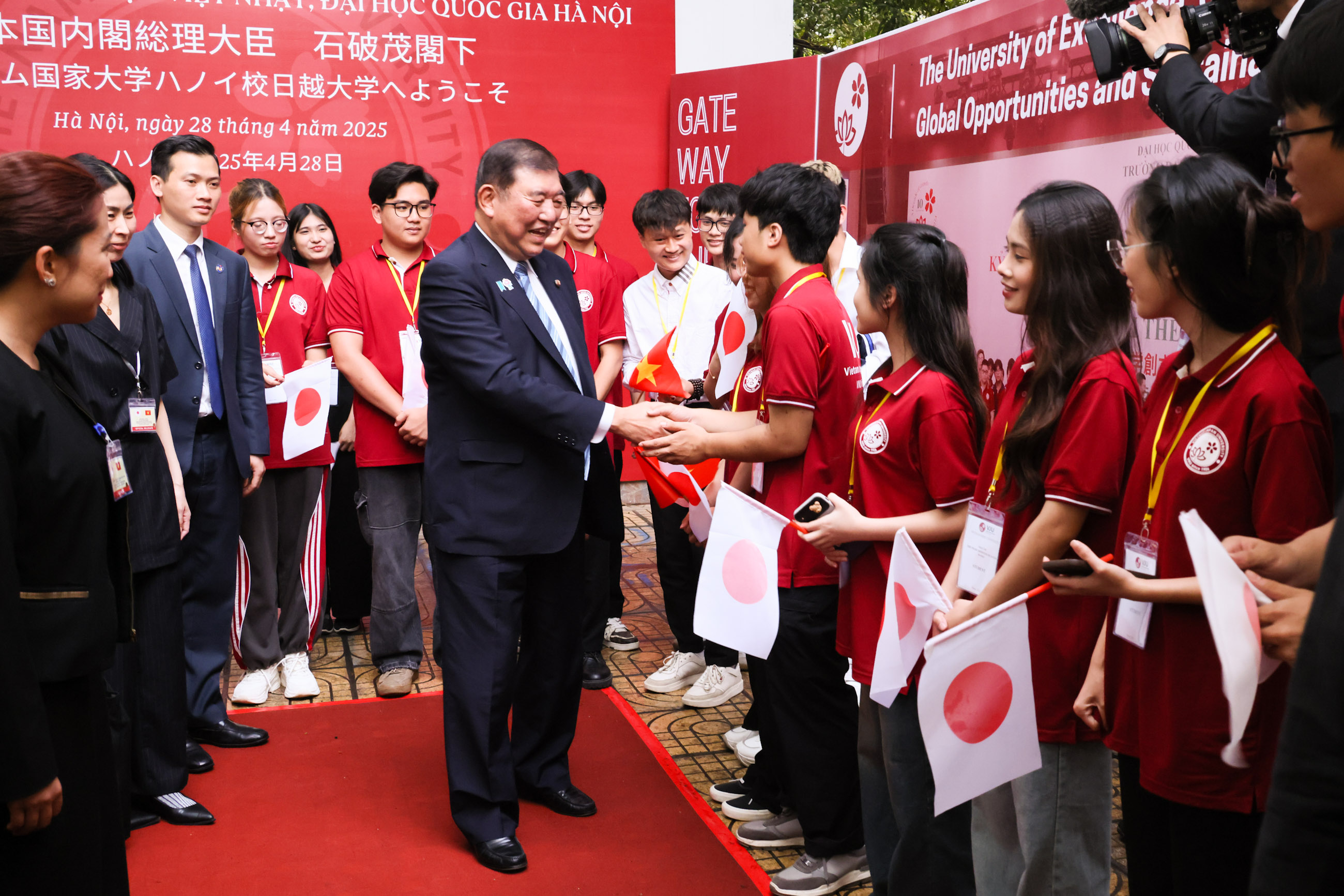 石破首相访问日越大学5