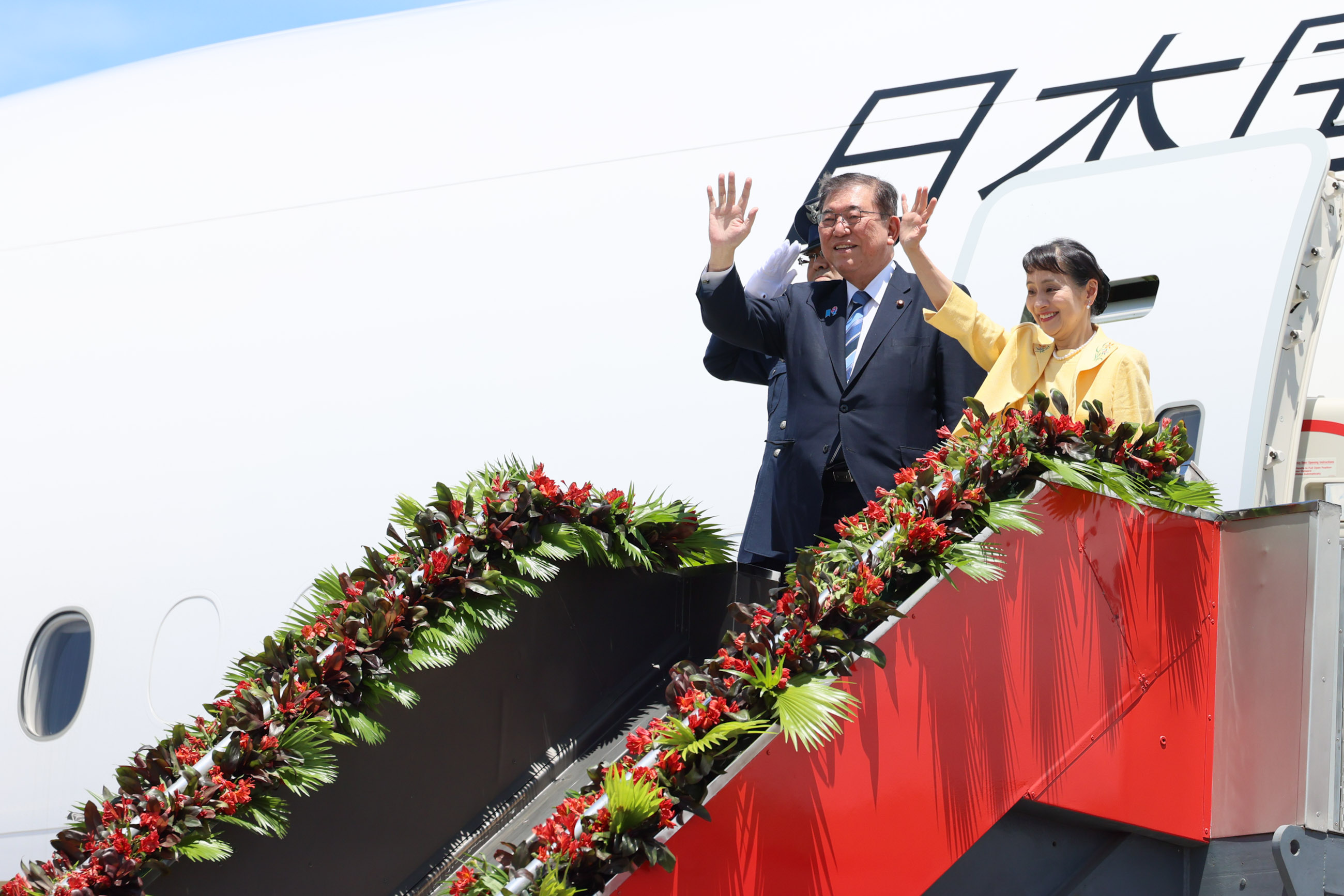 石破首相抵达马尼拉1