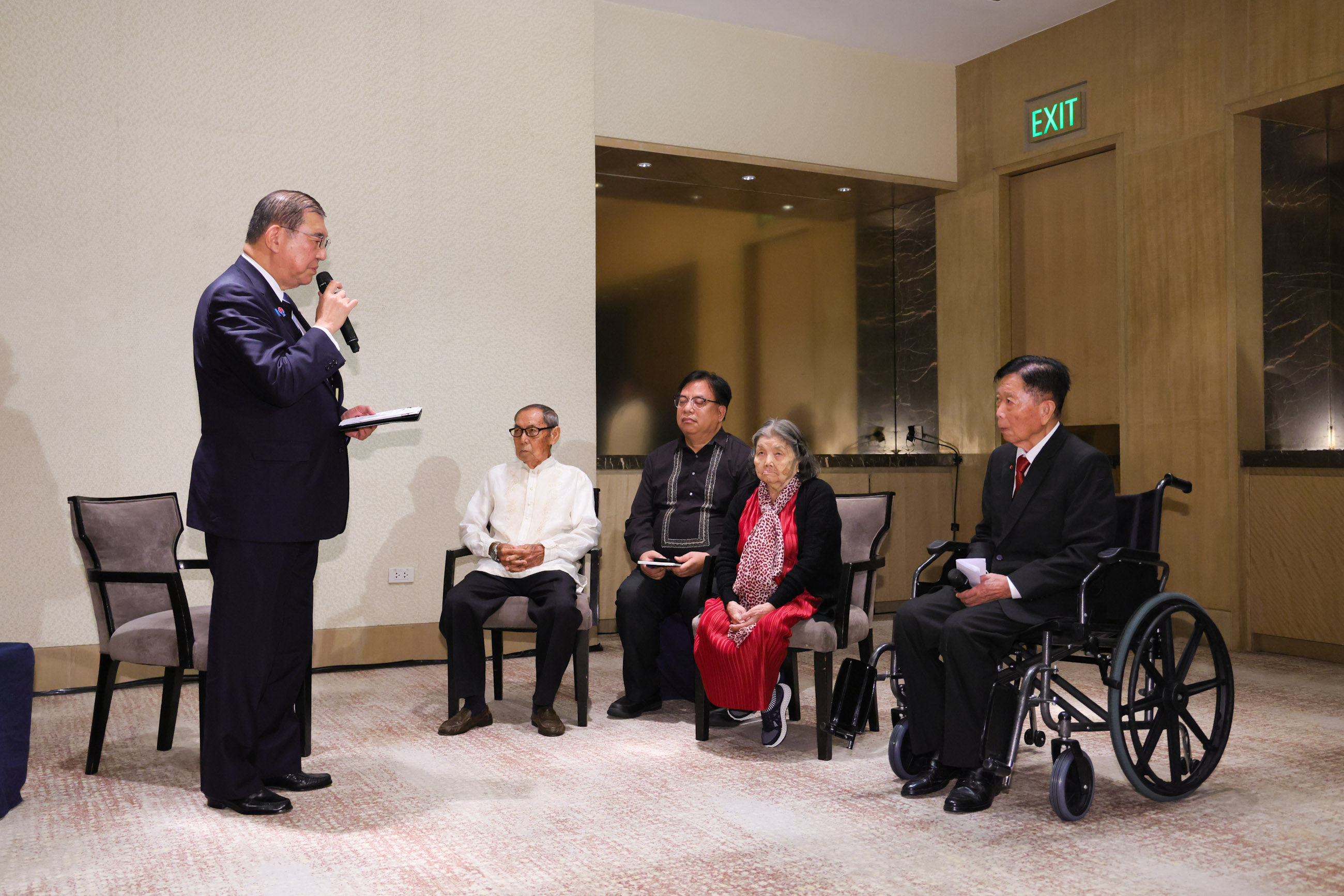 石破首相与遗菲日本人进行恳谈5