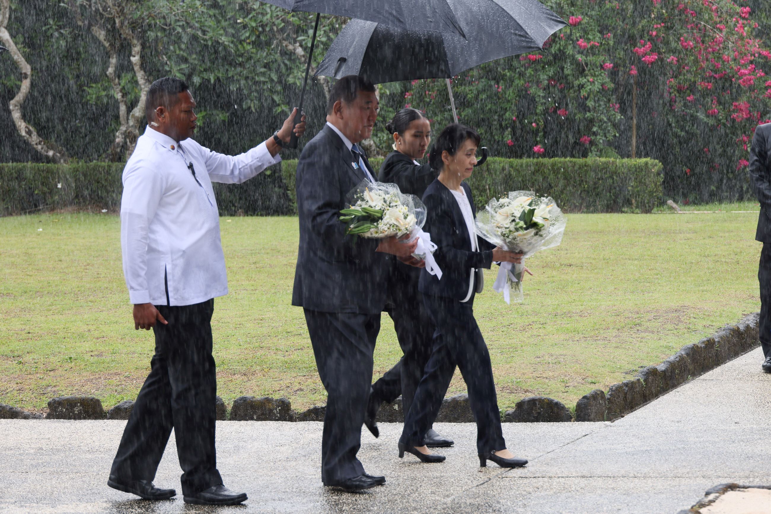 石破首相在“菲岛战殁者之碑”进行献花1