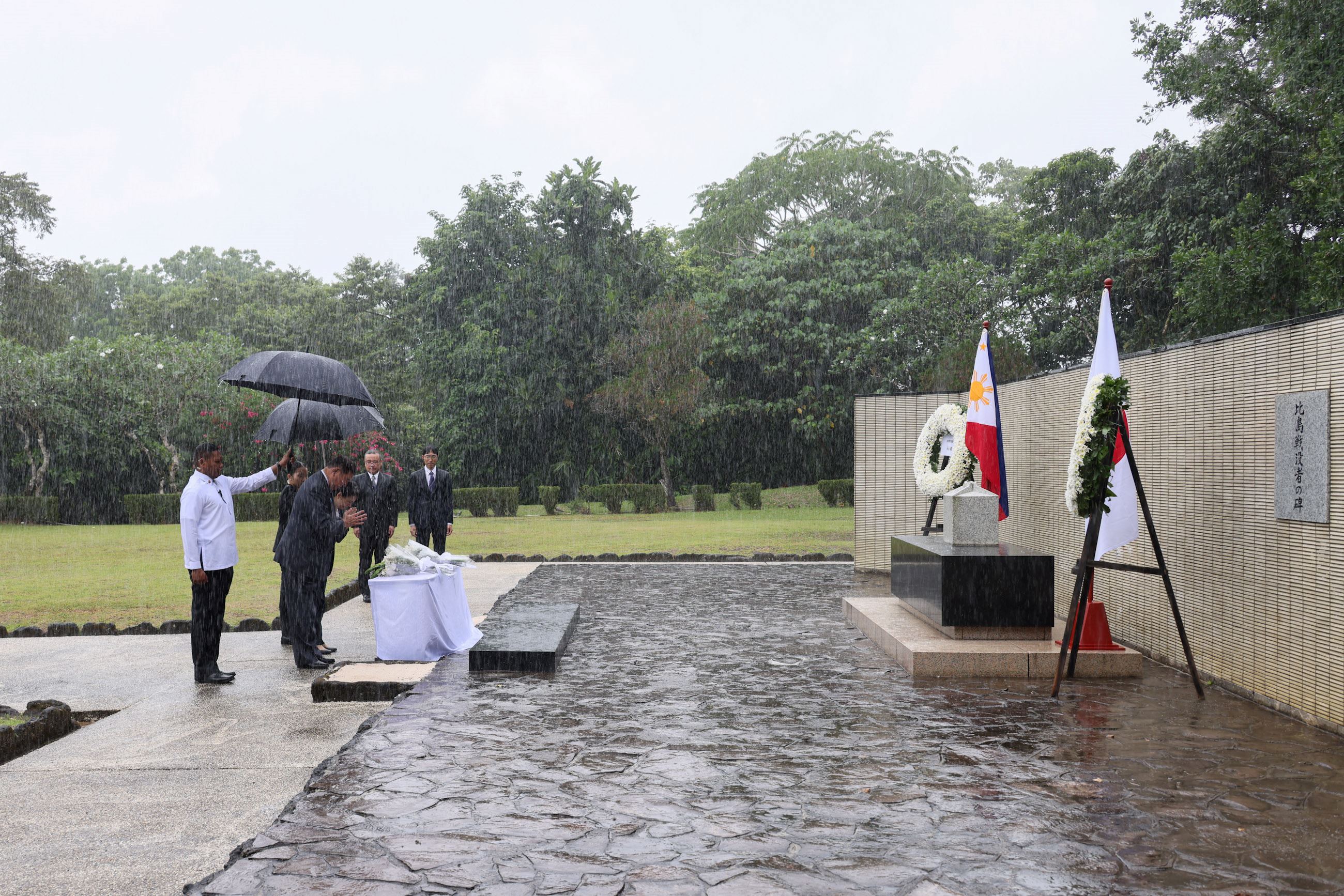 石破首相在“菲岛战殁者之碑”进行献花2
