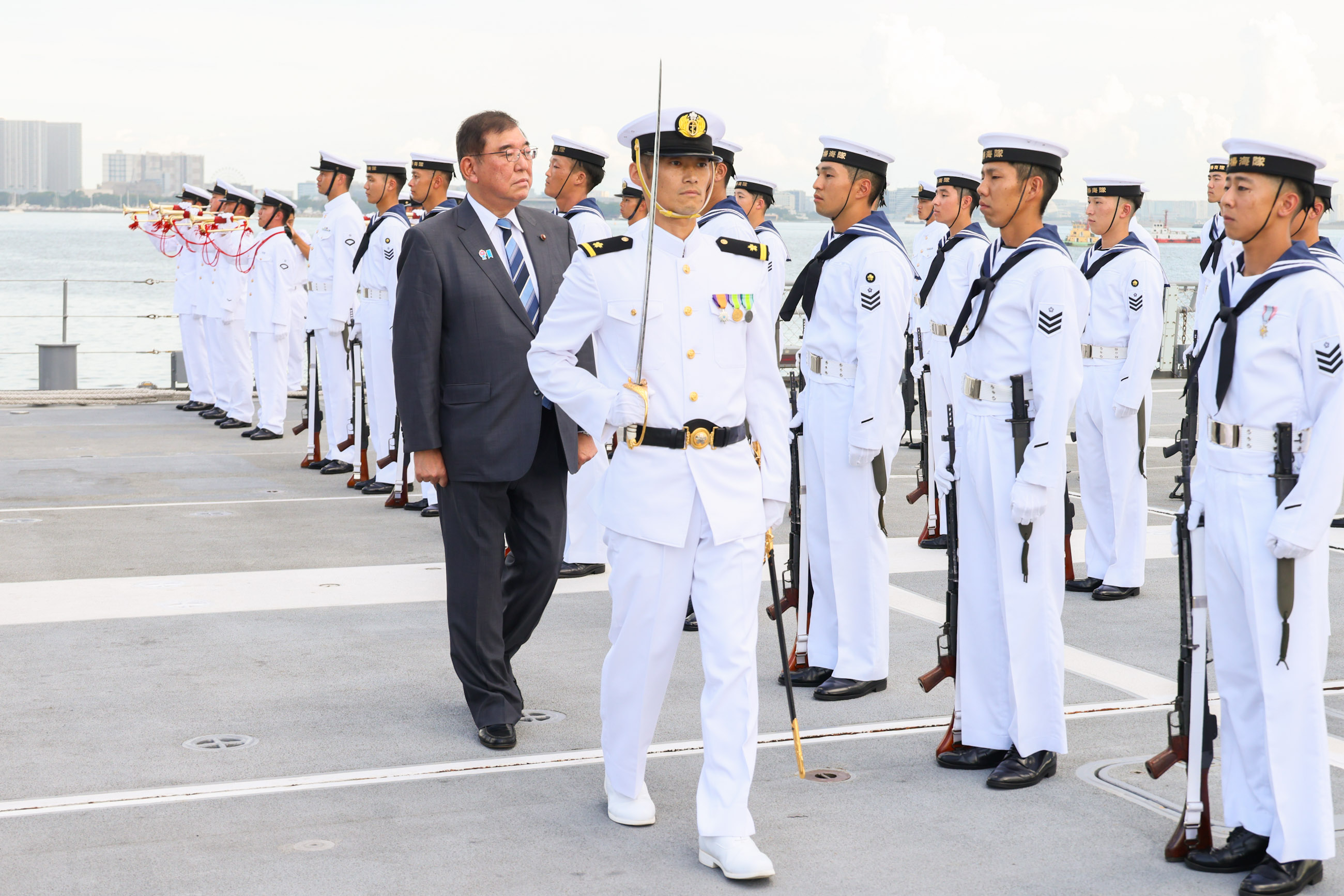 石破首相在日本海上自卫队舰艇激励队员1