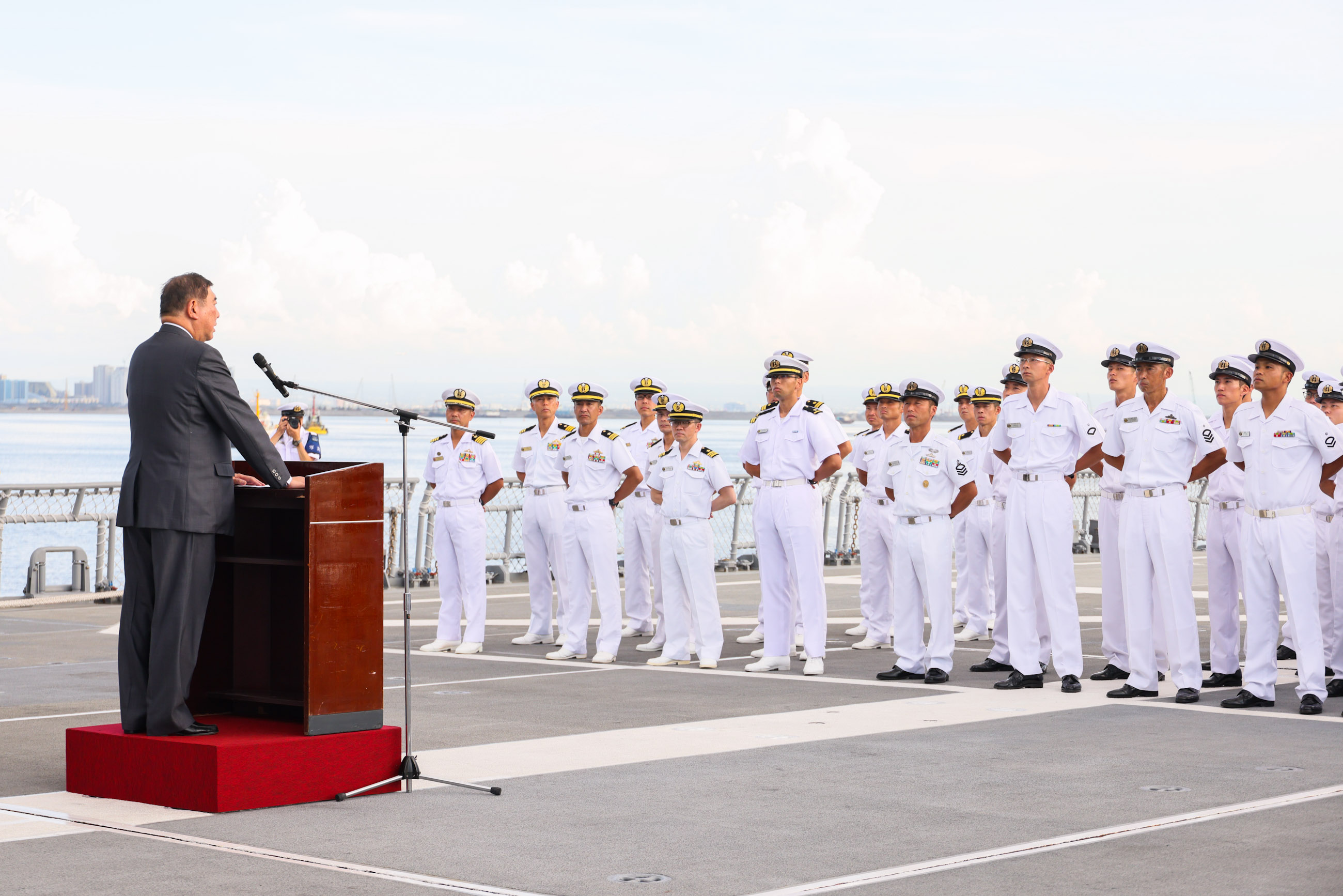 石破首相在日本海上自卫队舰艇激励队员4