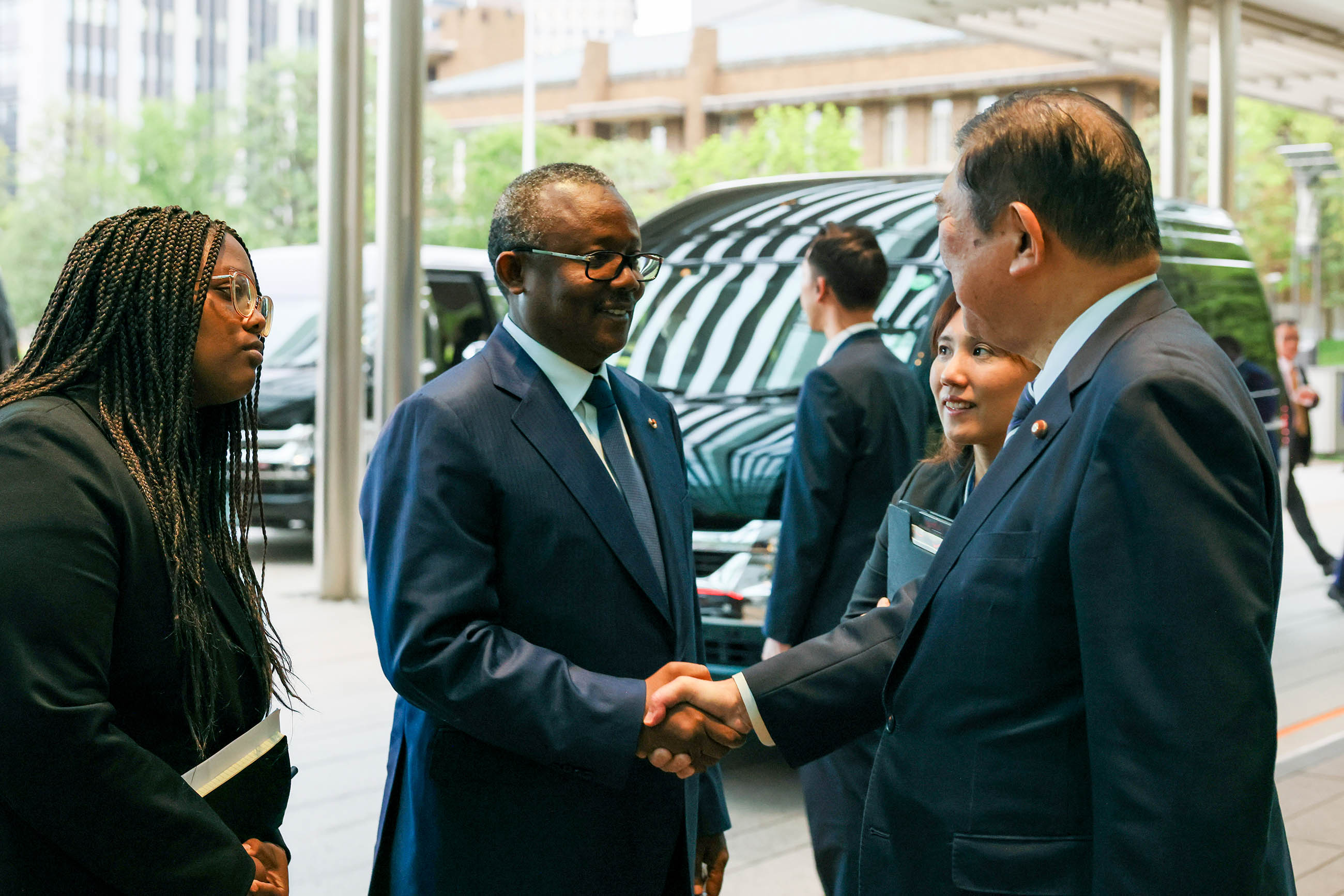 石破首相迎接恩巴洛总统