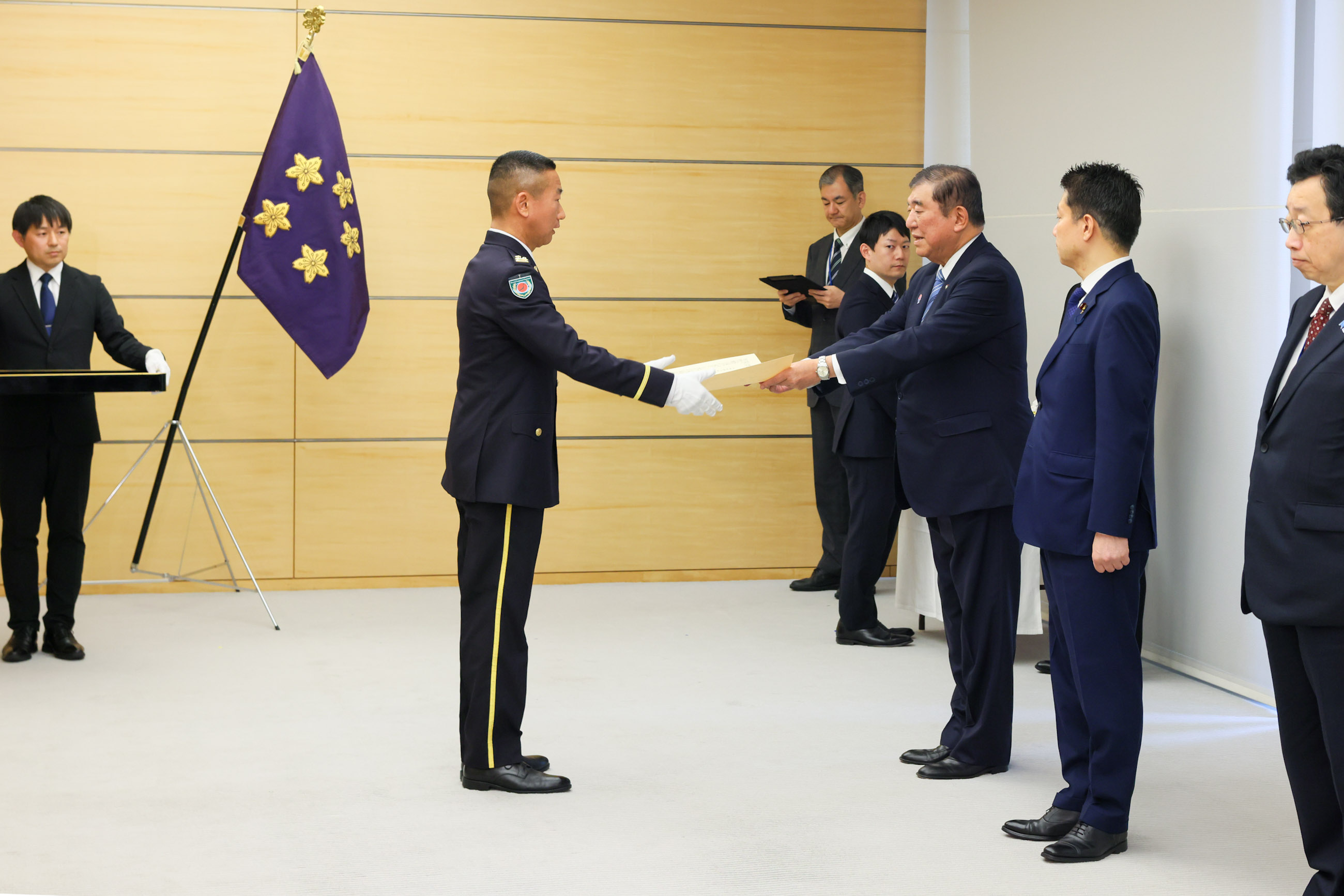 石破首相颁发奖状1