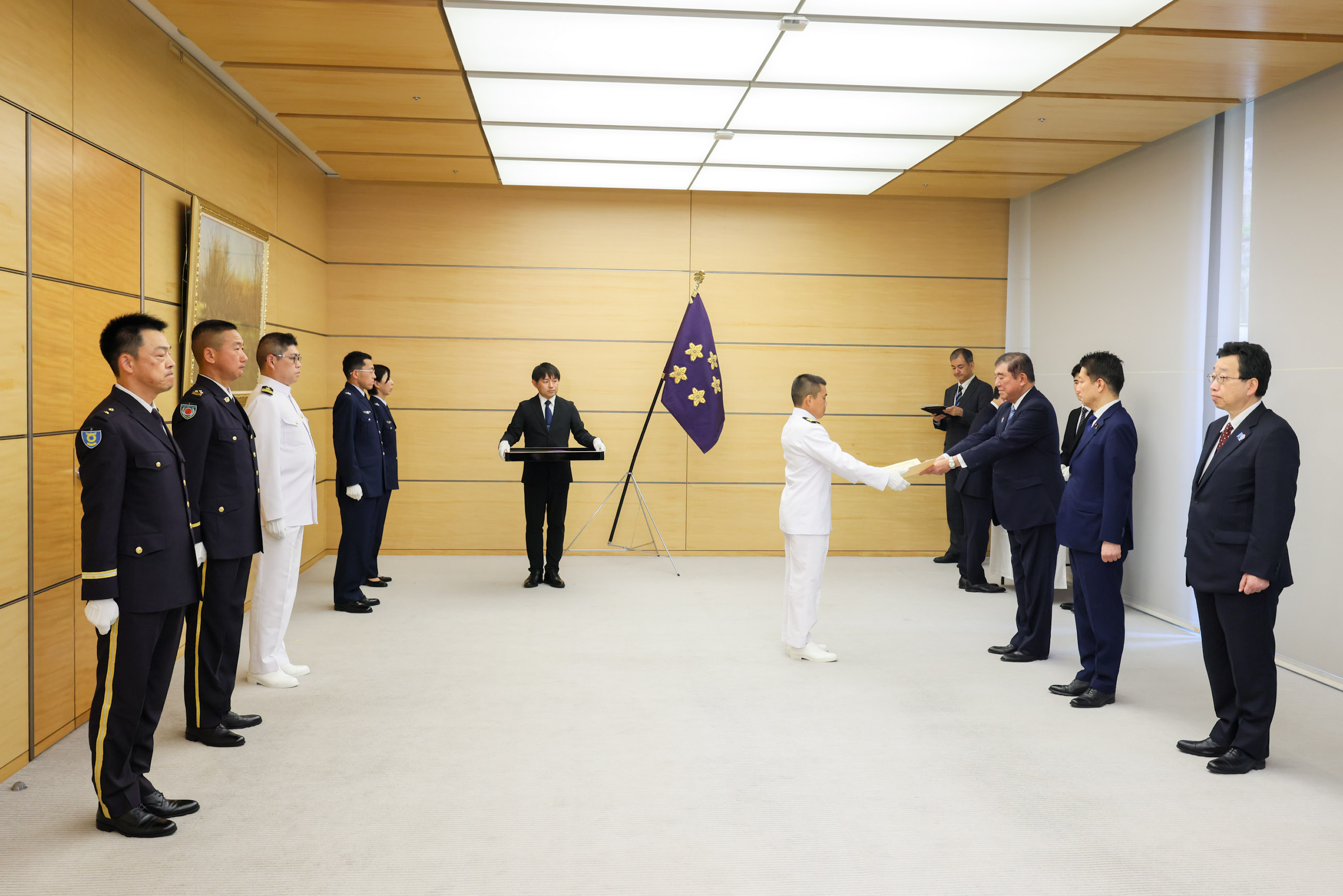 石破首相颁发奖状2