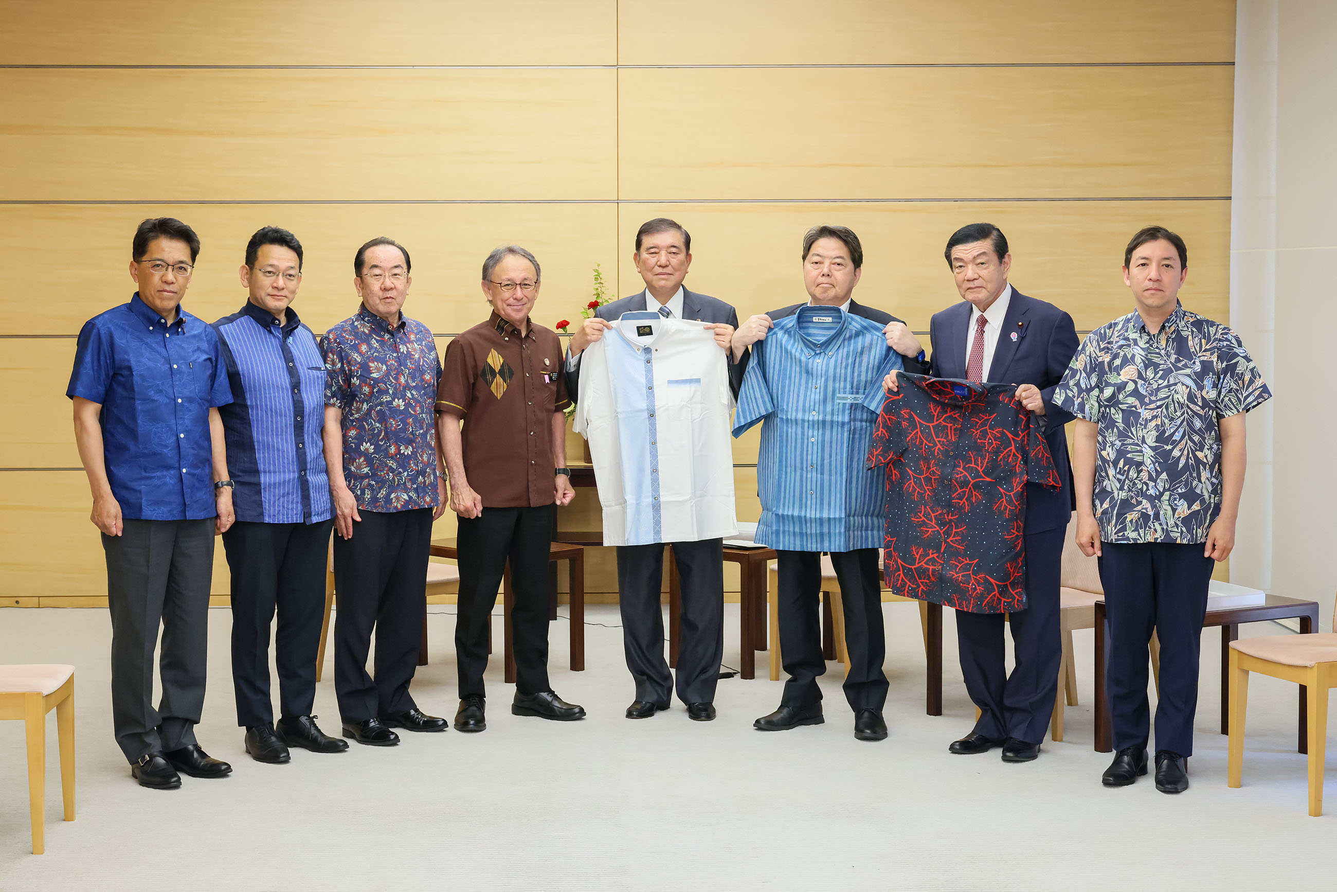 接受冲绳县知事玉城丹尼赠送的嘉例吉衬衫