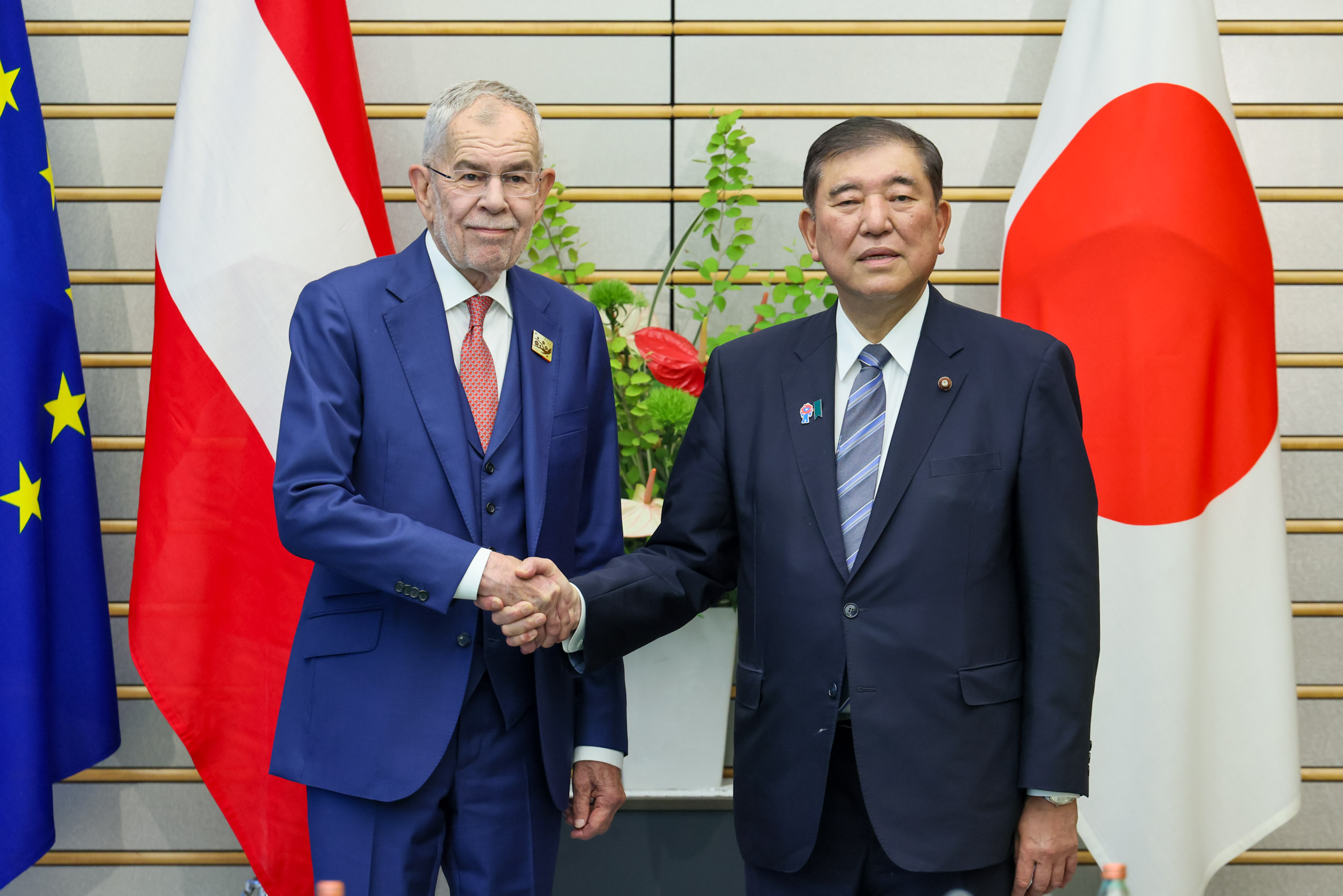 与奥地利总统范德贝伦举行会谈