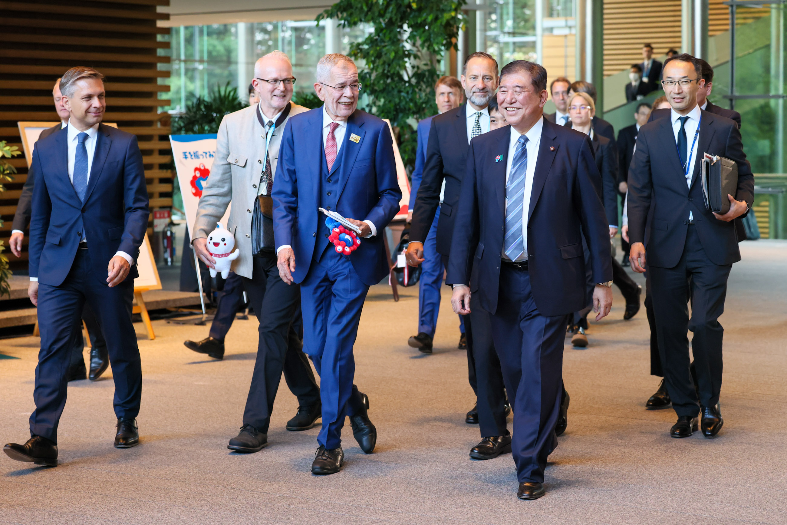 石破首相为范德贝伦总统送行