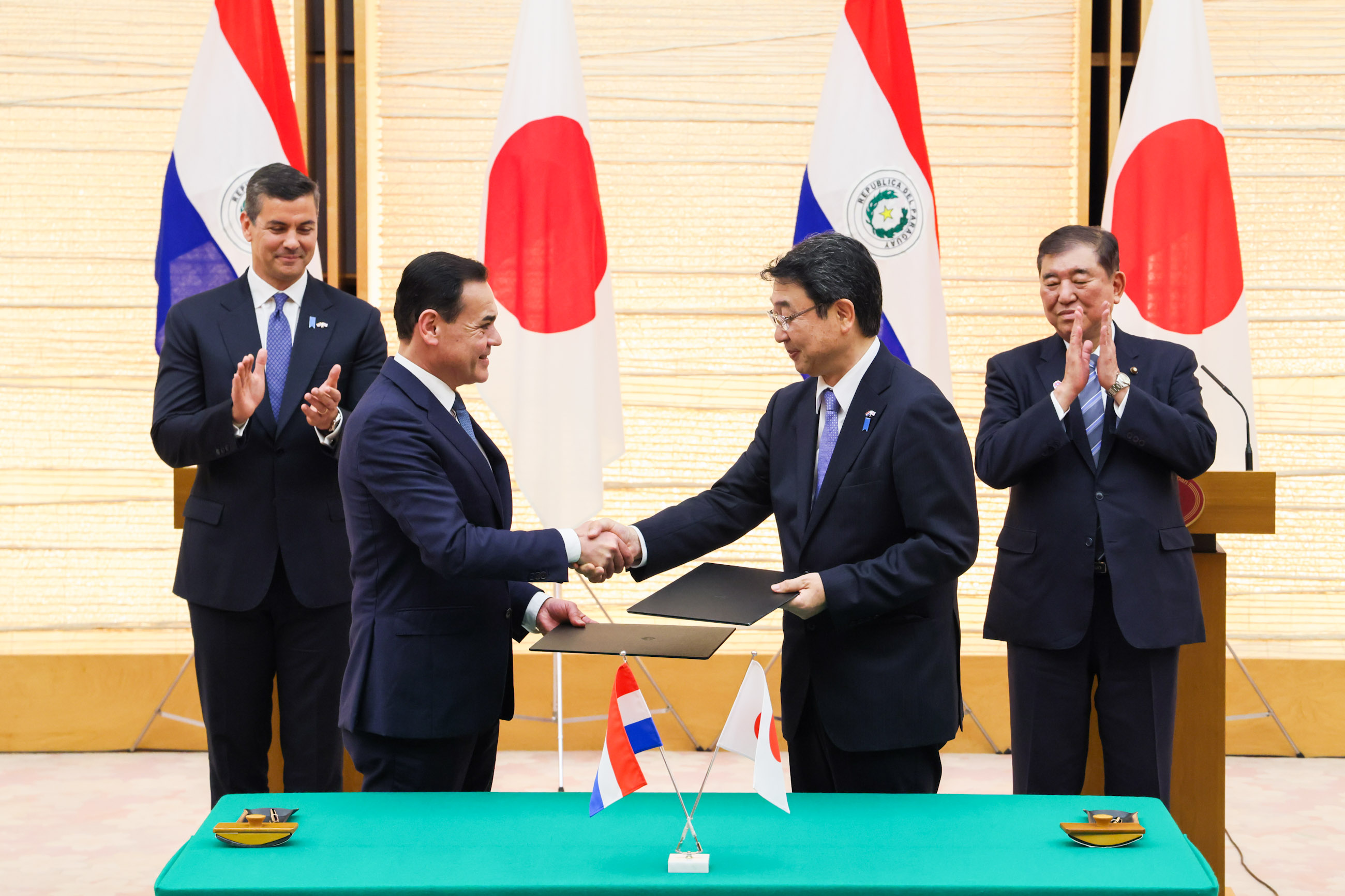 文件签署与交换仪式2