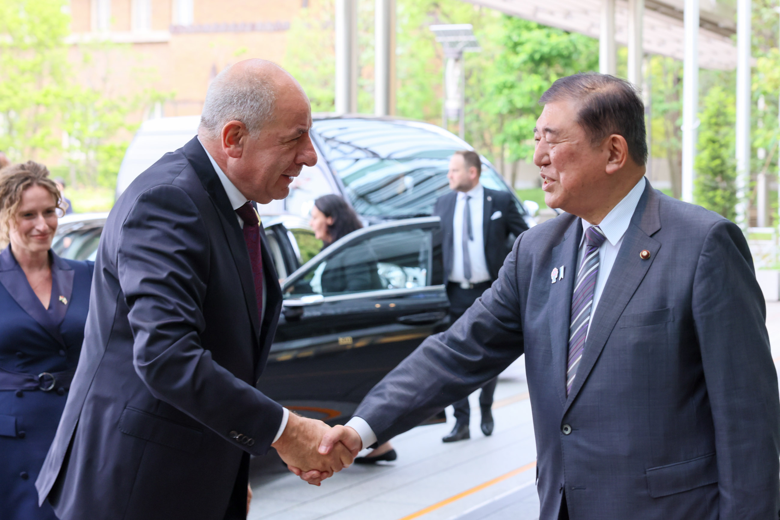 石破首相迎接舒尤克总统1