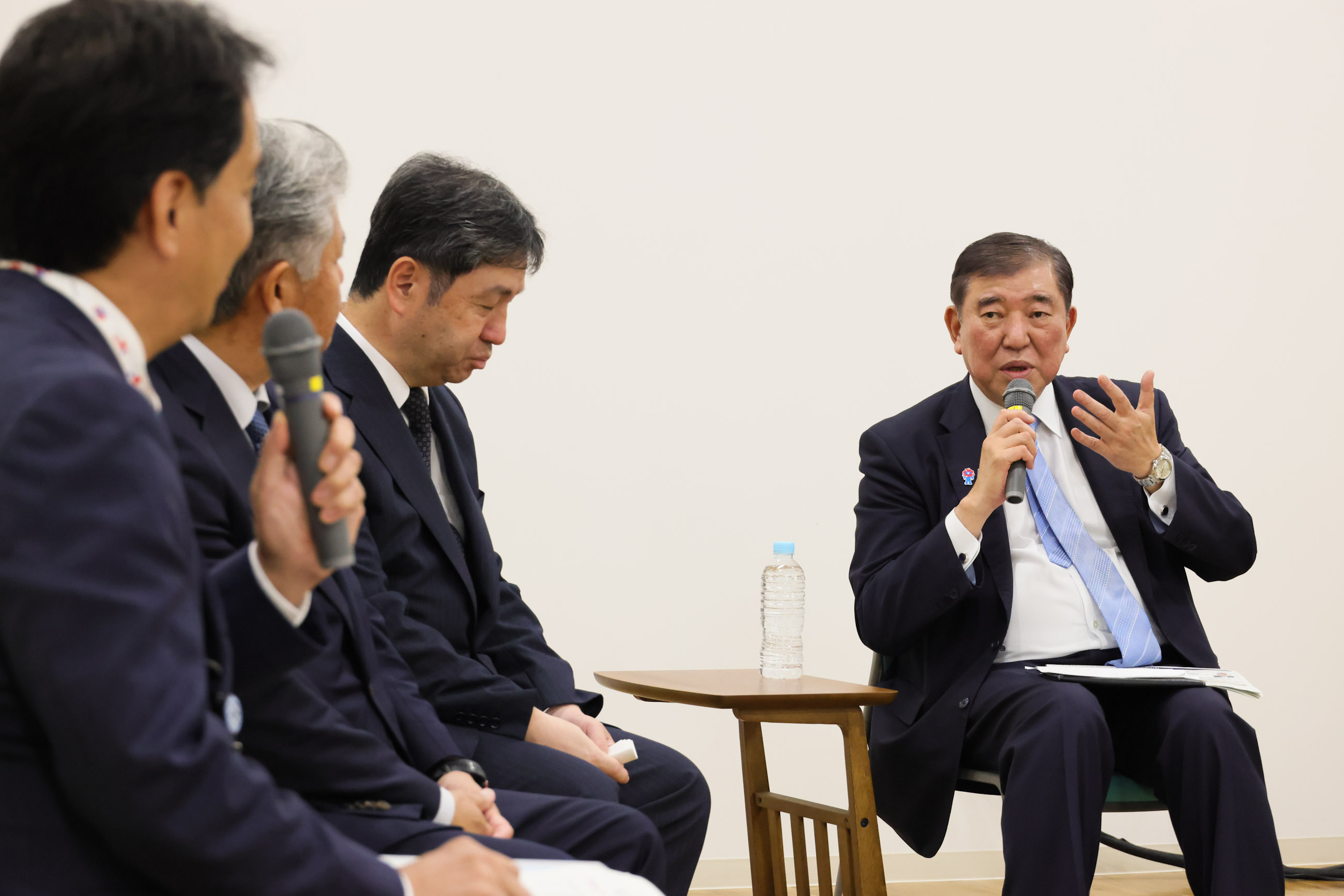 与受美国关税措施影响的企业举办座谈会