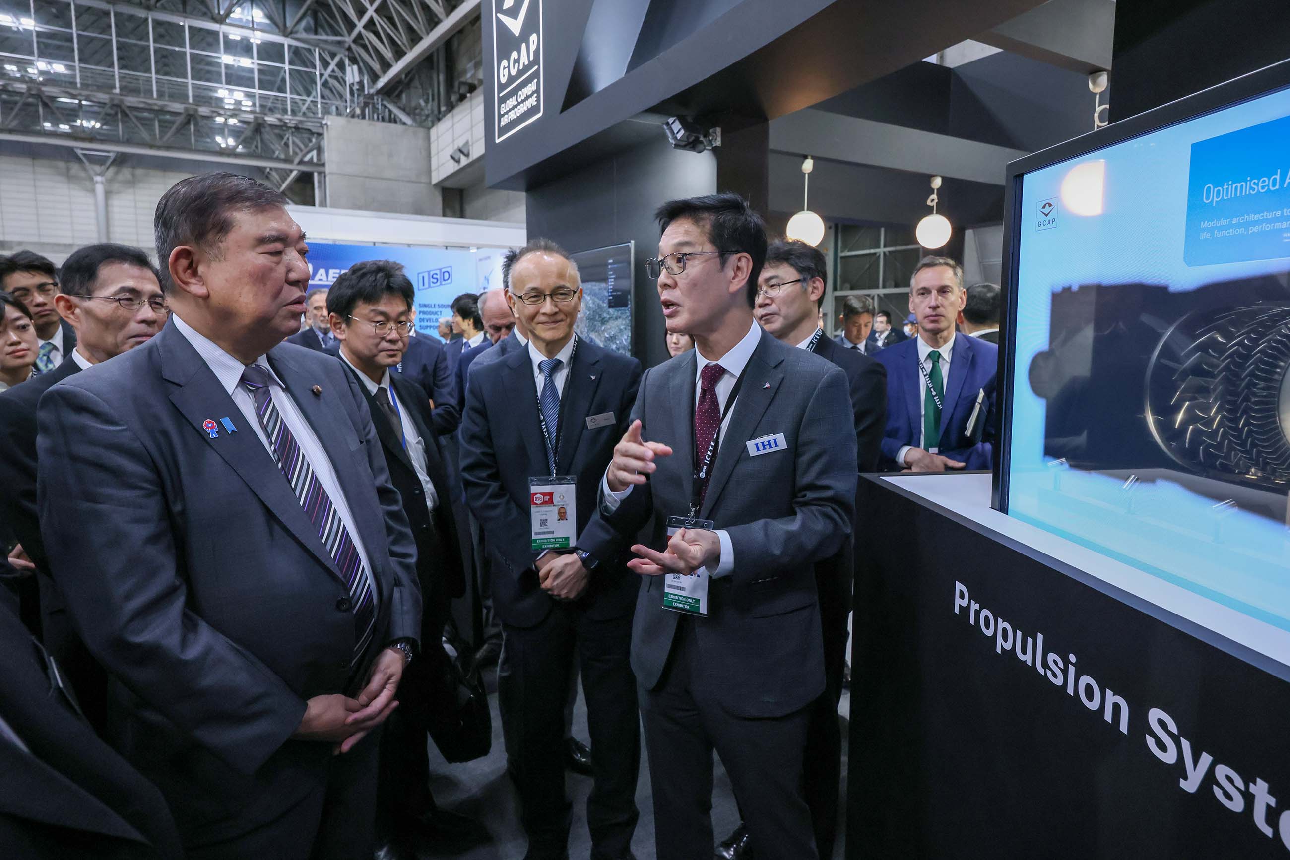 石破首相视察展区1