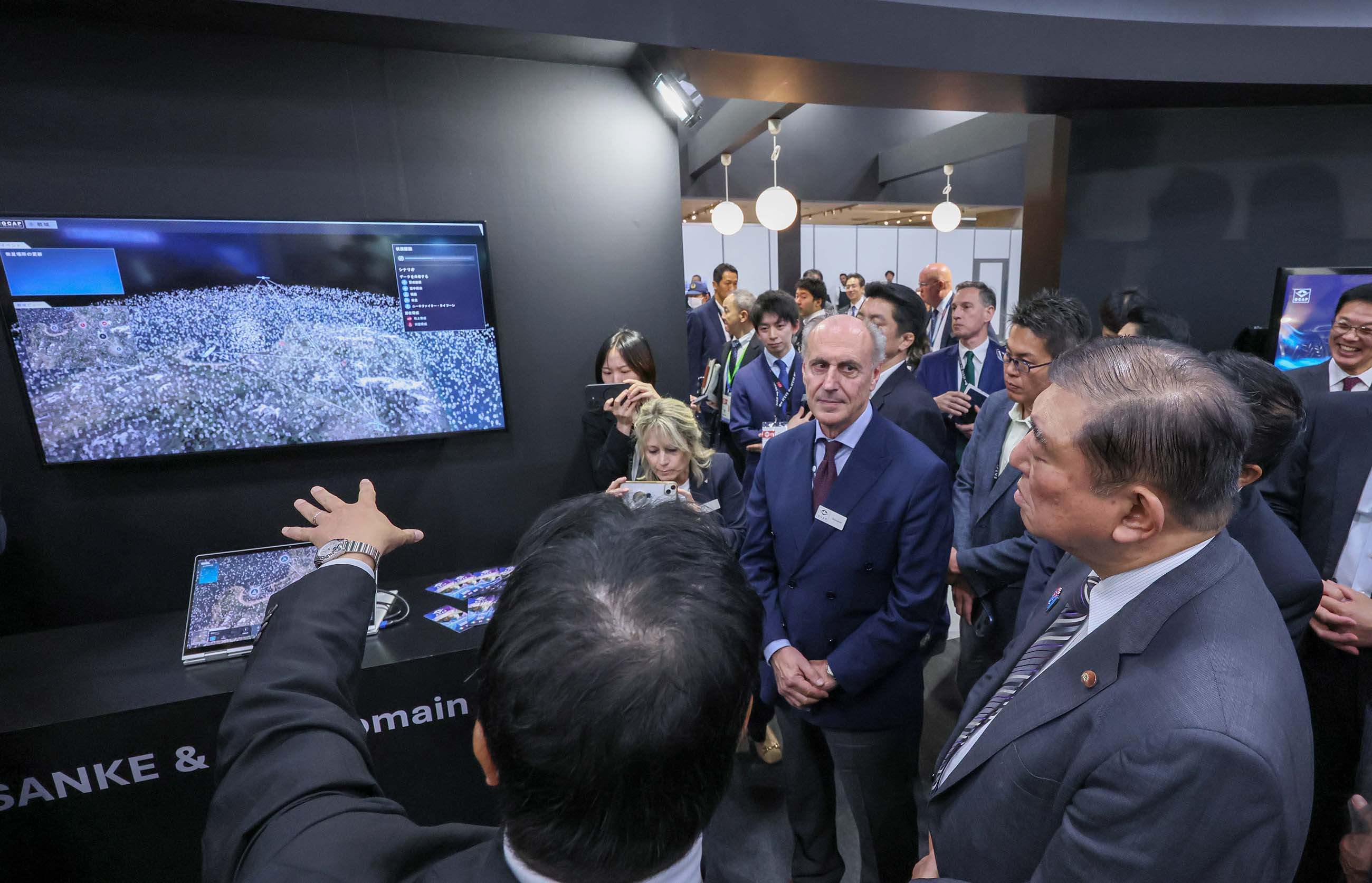 石破首相视察展区2