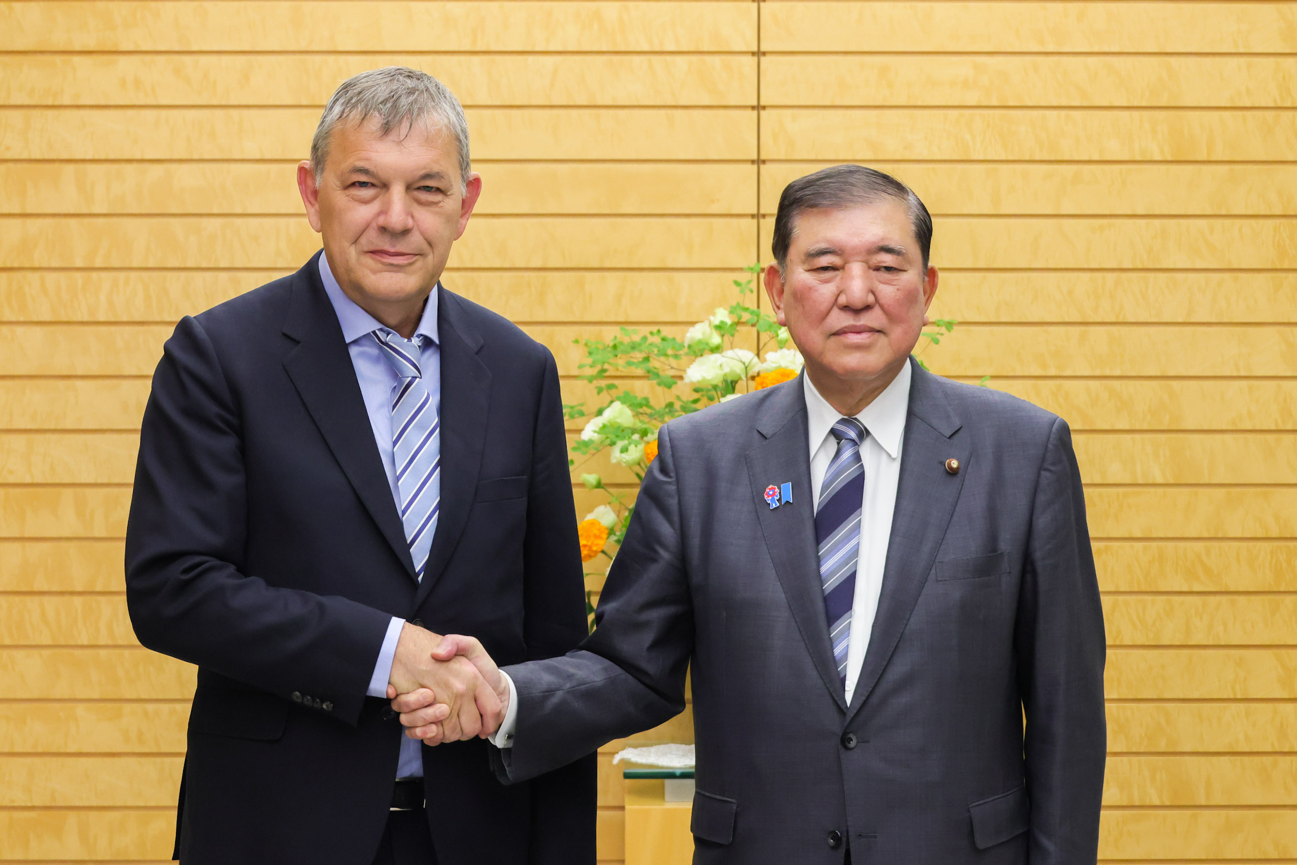 会见联合国近东巴勒斯坦难民救济和工程处(UNRWA)主任专员拉扎里尼