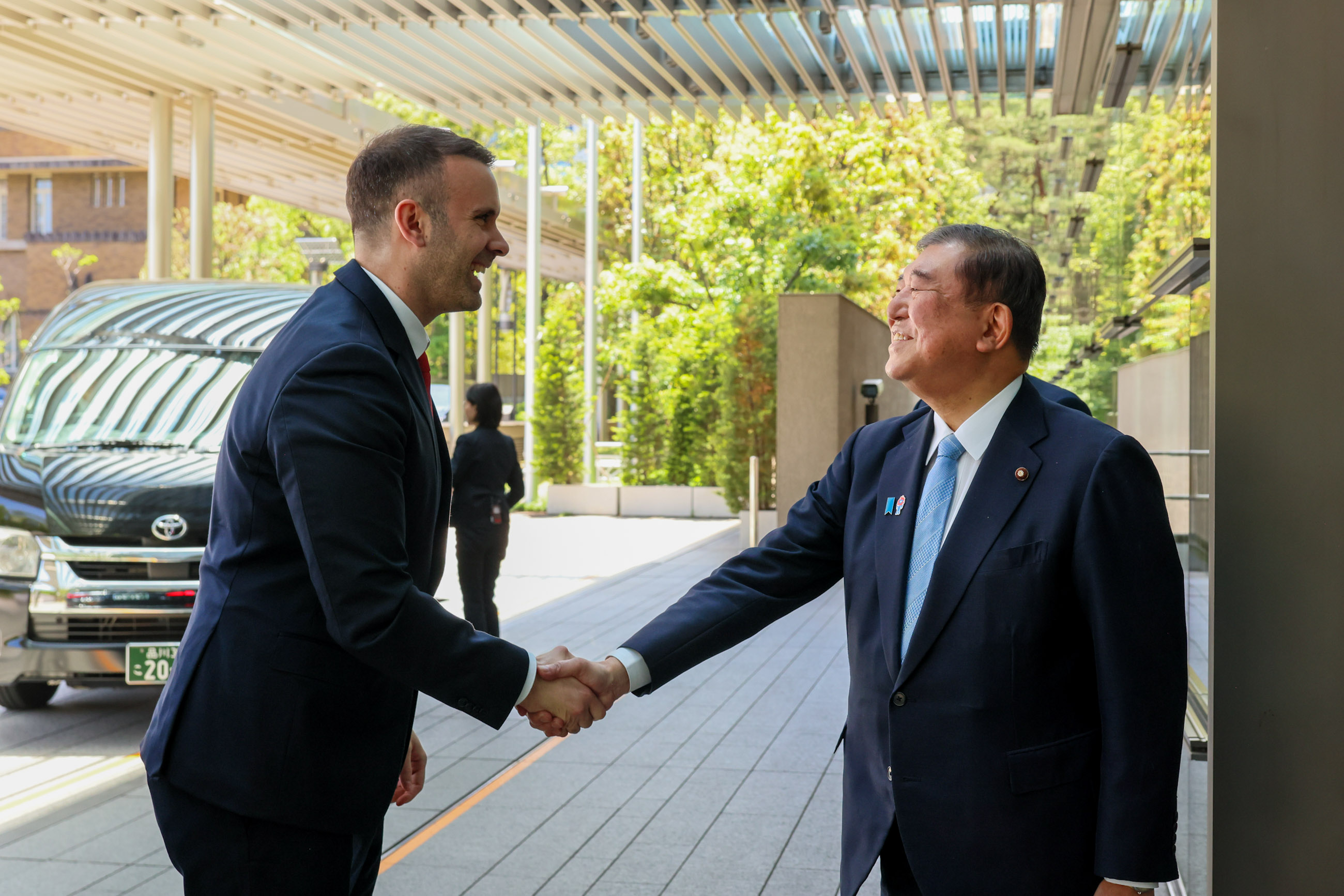 石破首相迎接斯帕伊奇总理