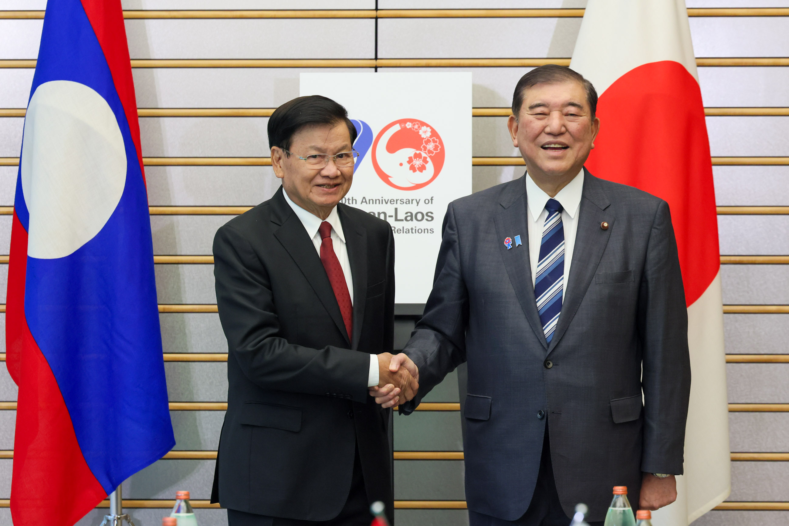 举行日本老挝首脑会谈