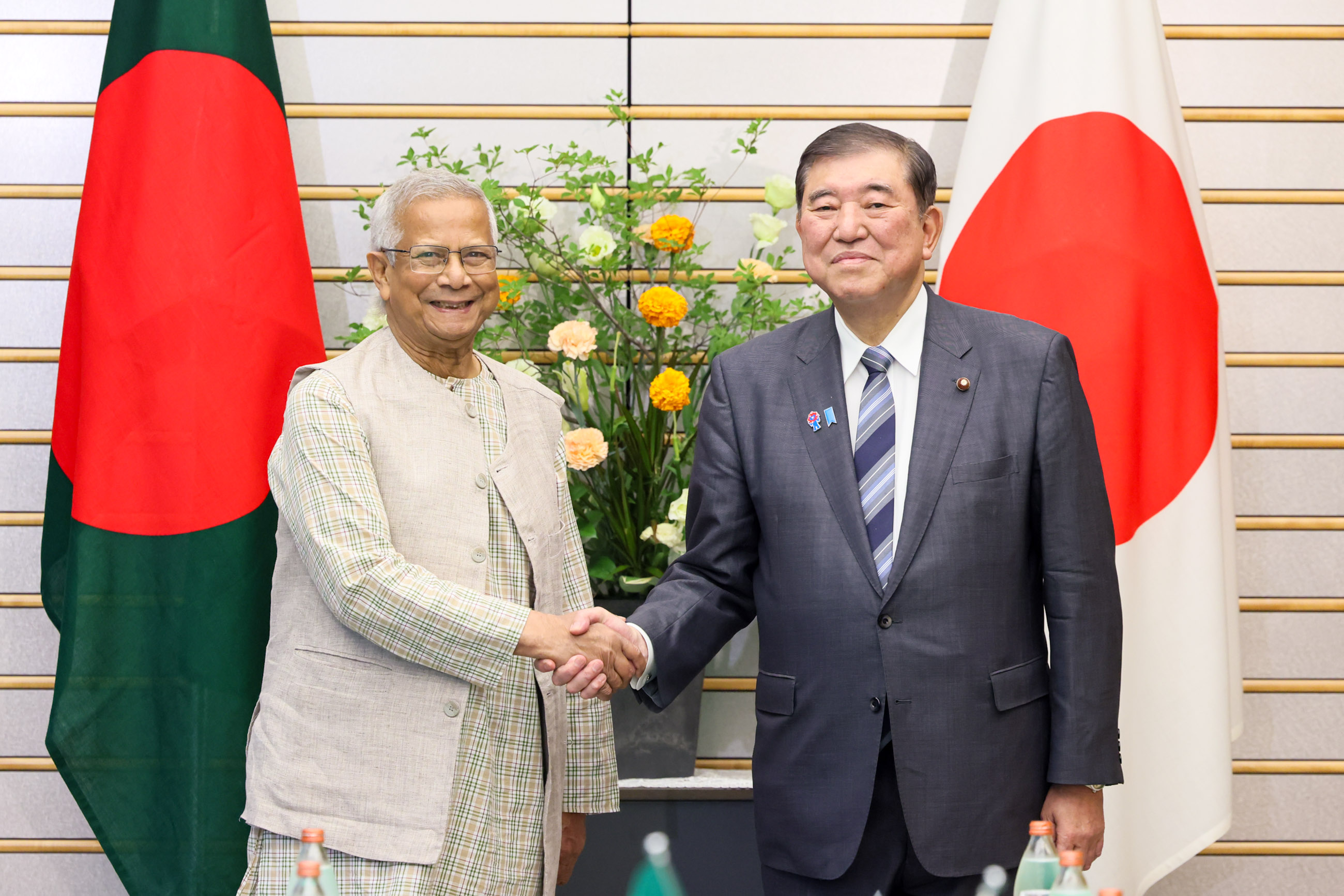 与孟加拉国人民共和国临时政府首席顾问尤努斯举行会谈