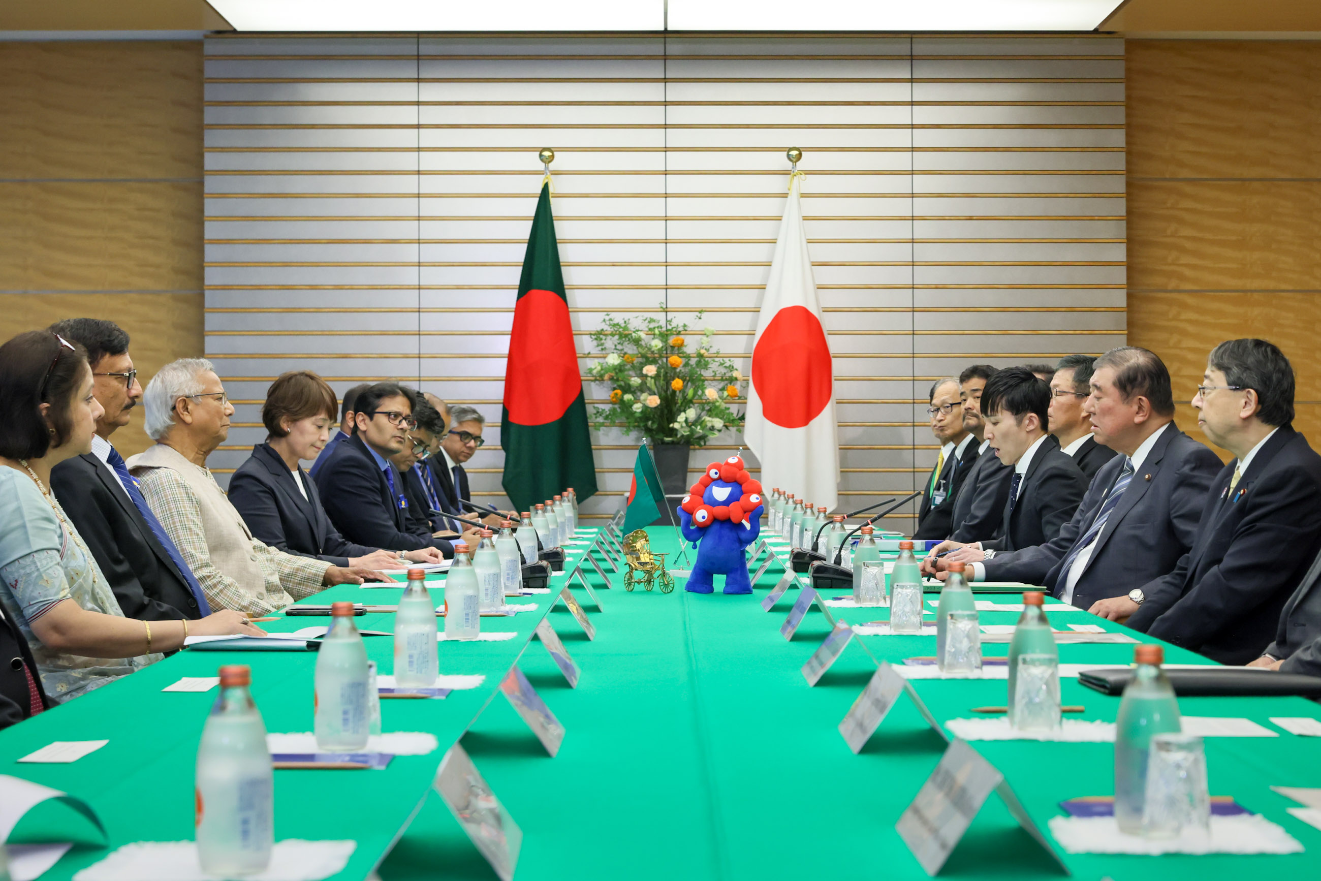 石破首相与尤努斯临时政府首席顾问举行会谈2