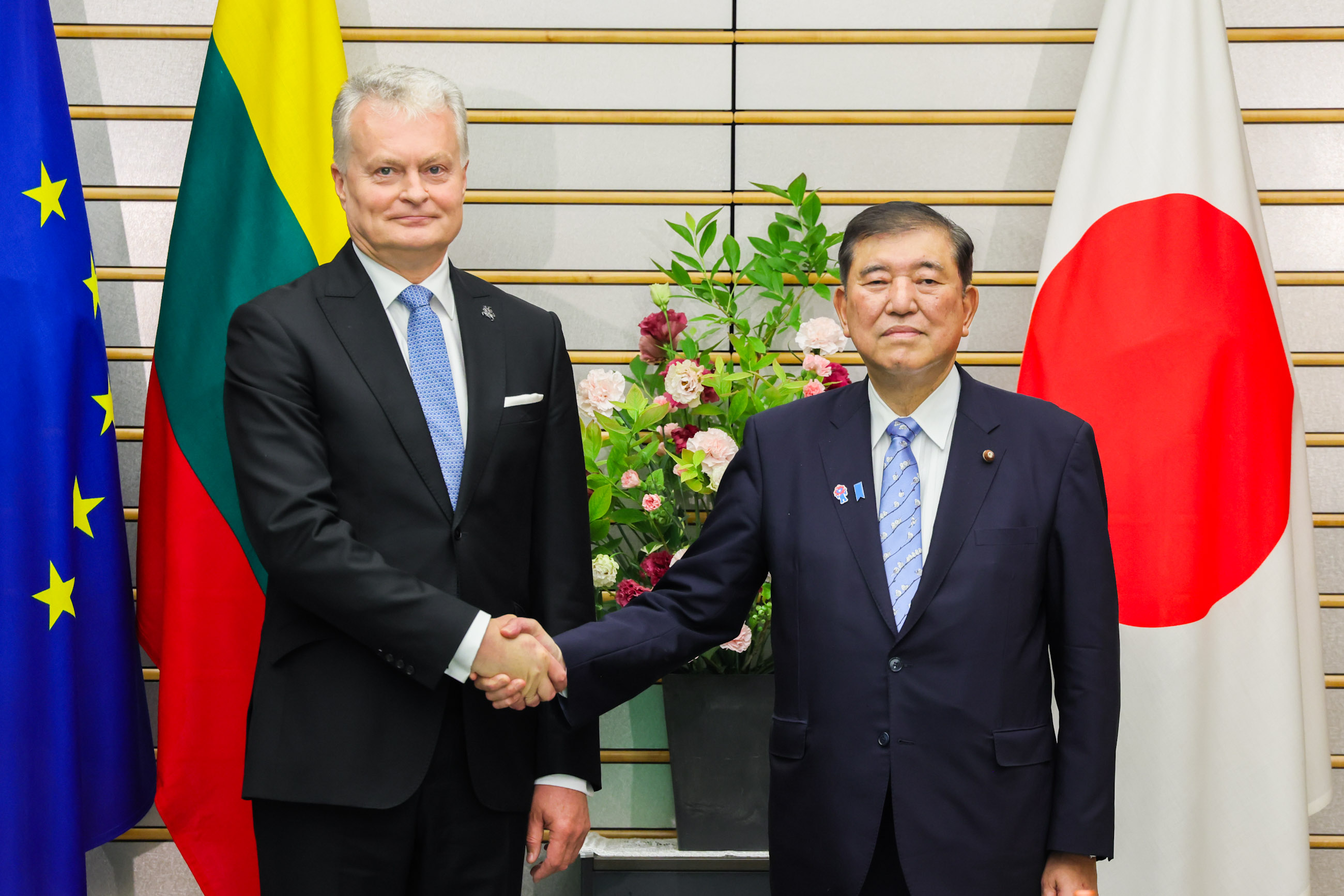 与立陶宛总统瑙塞达举行会谈