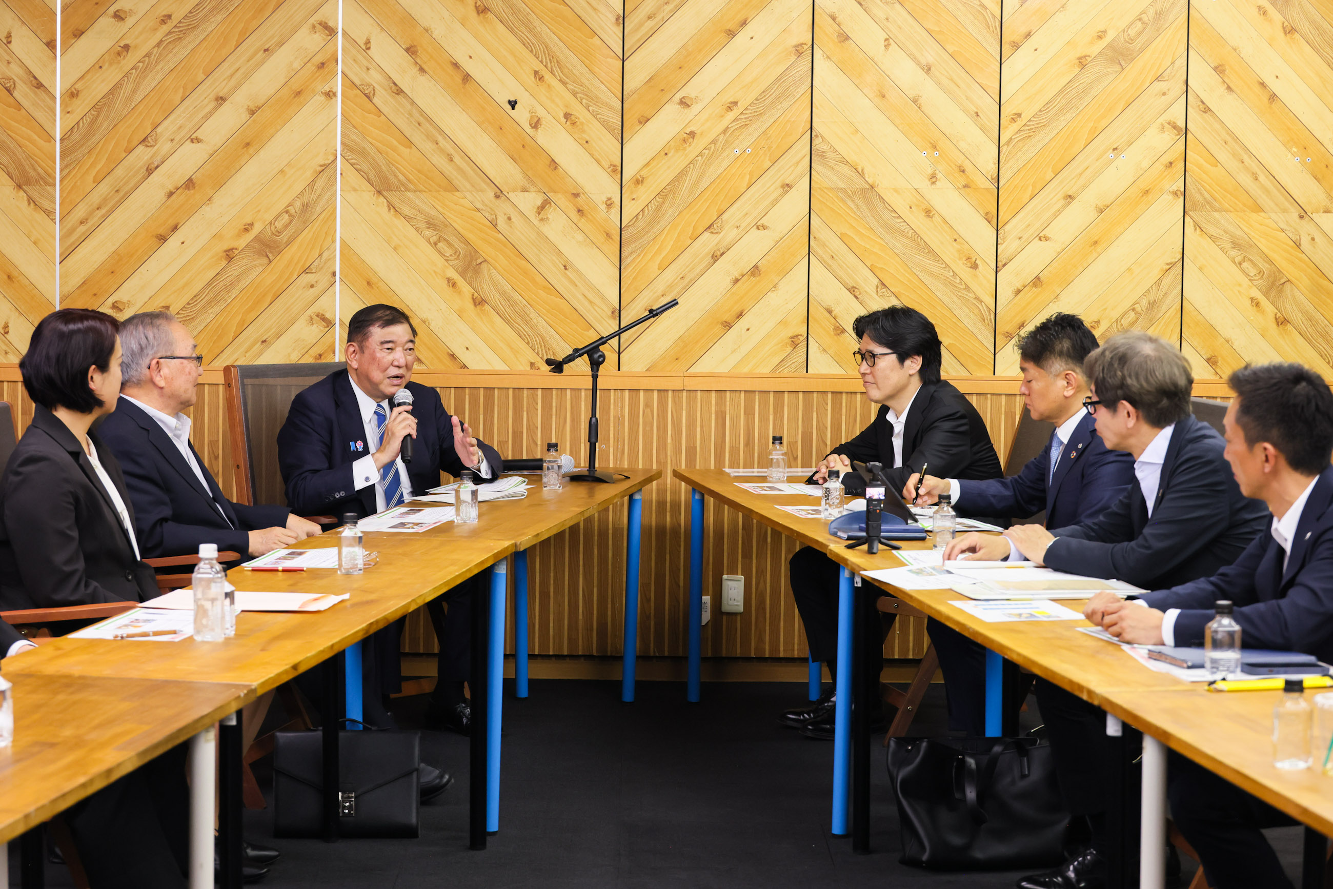 石破首相与不断挑战城镇建设的各位民间有志者交换意见3