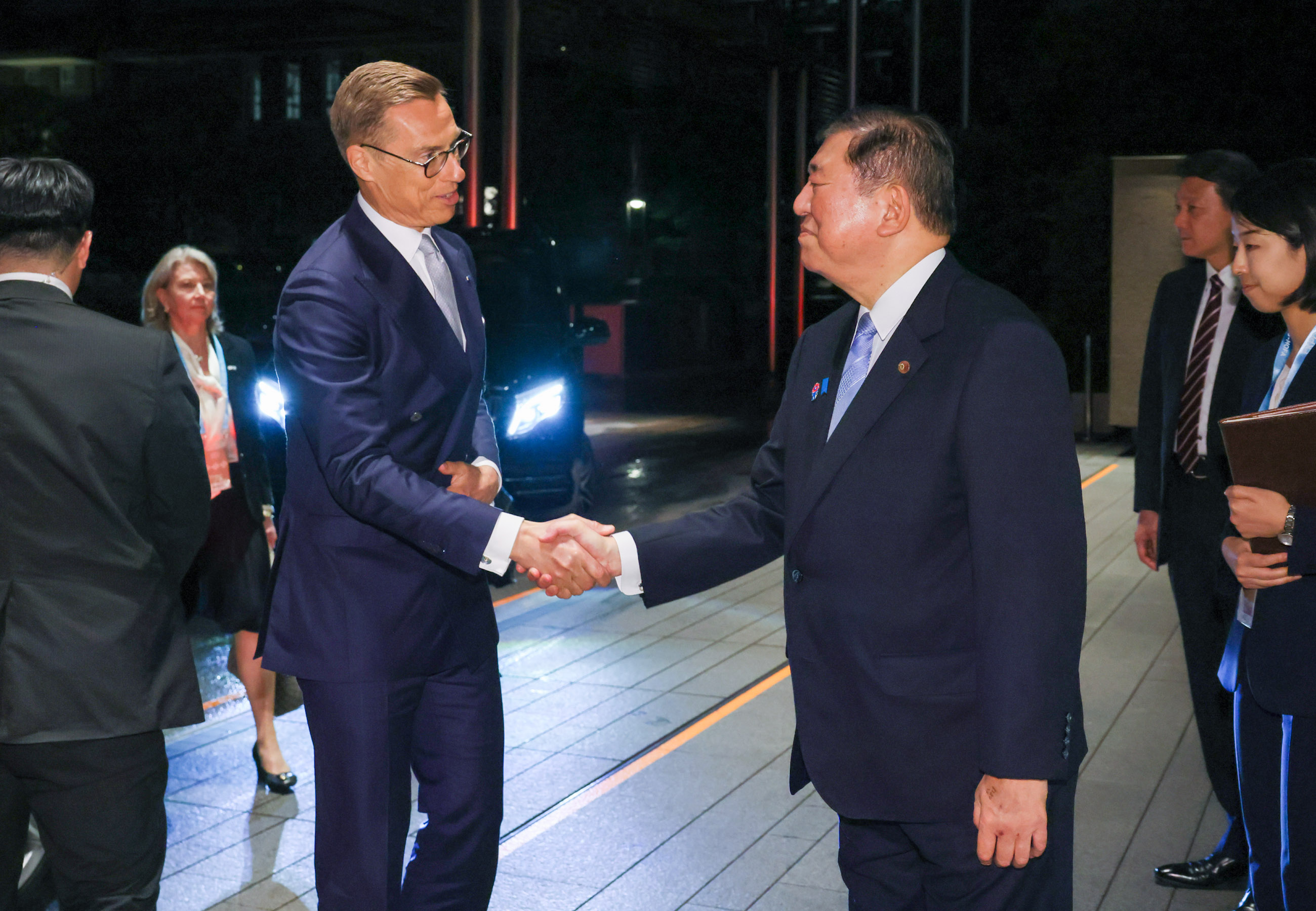 石破首相迎接斯图布总统