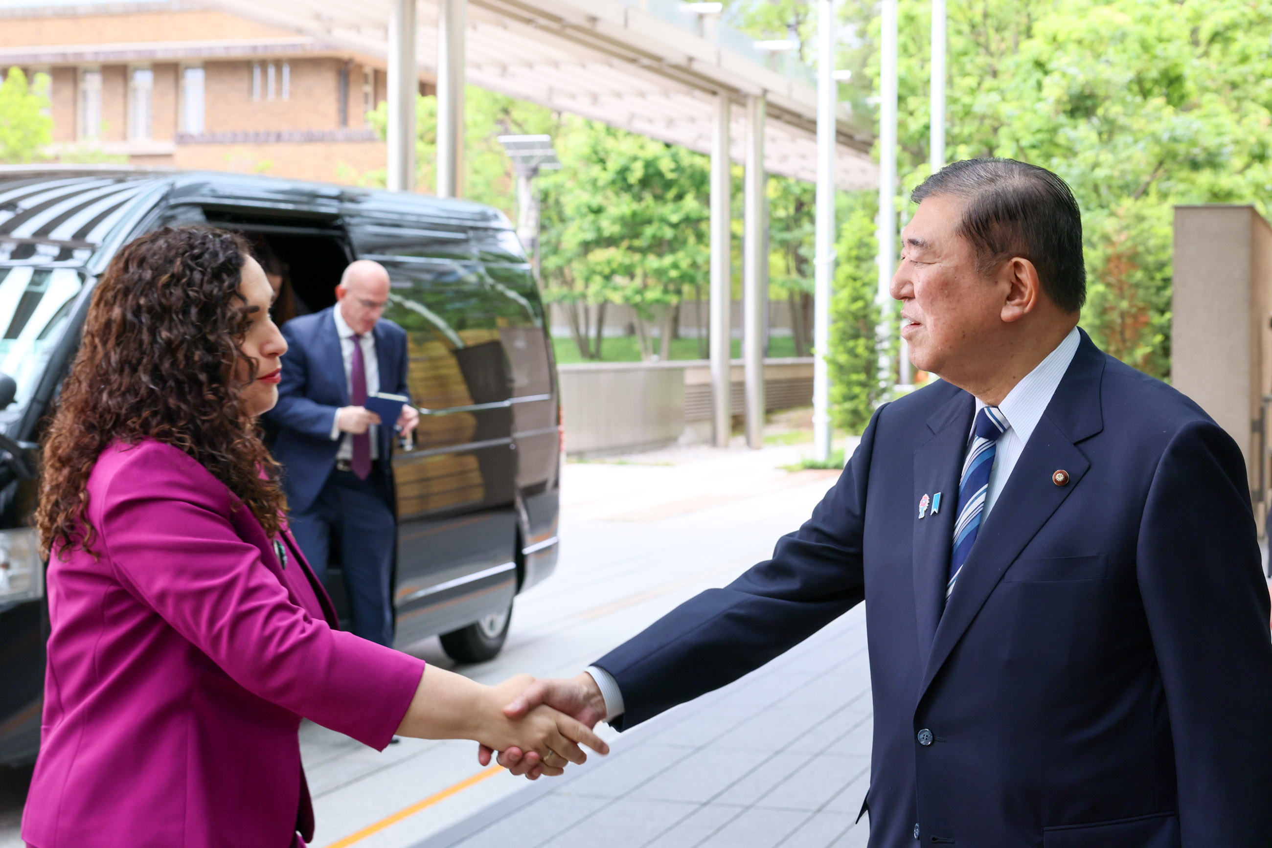 石破首相迎接奥斯马尼总统