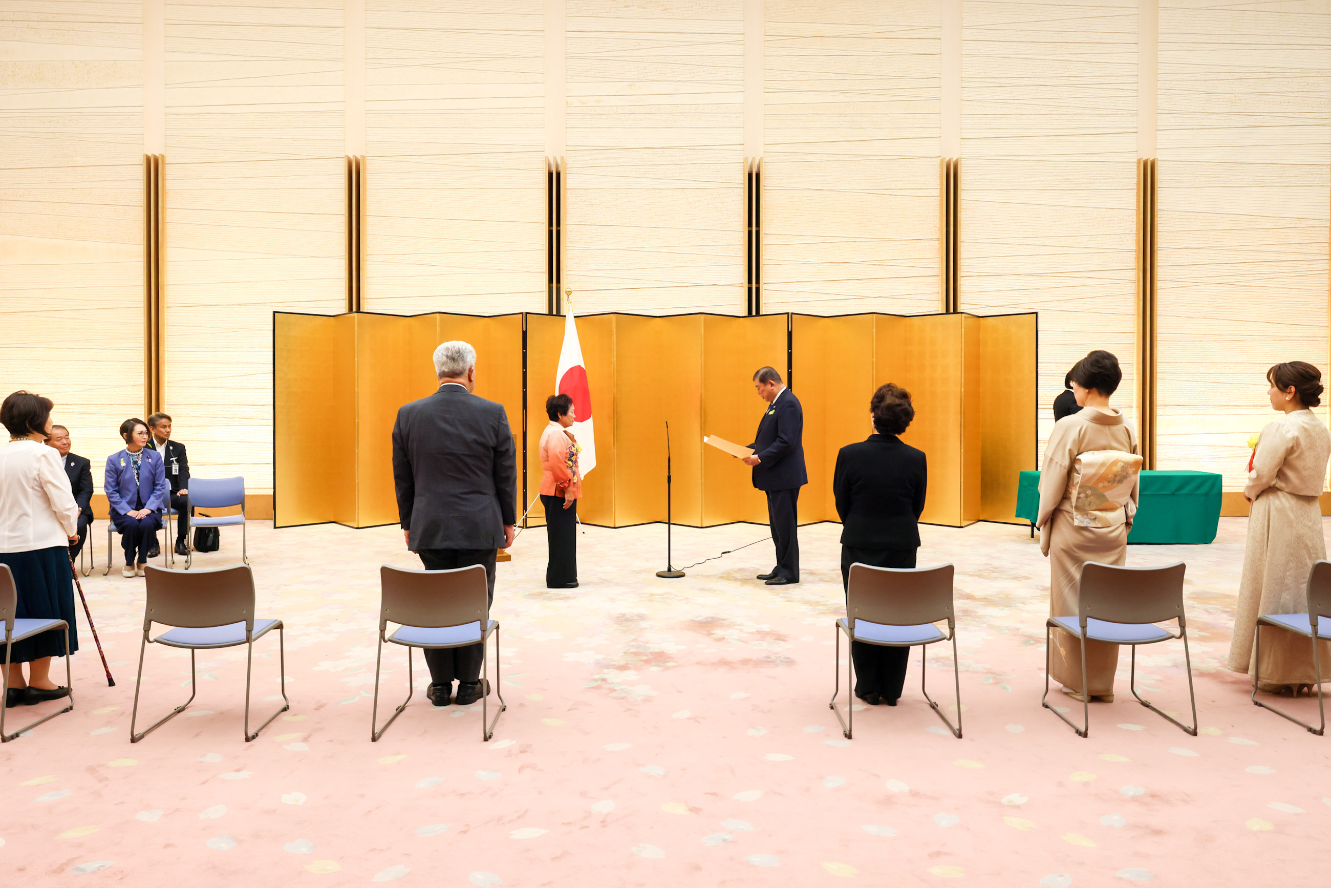 石破首相颁发表彰状1