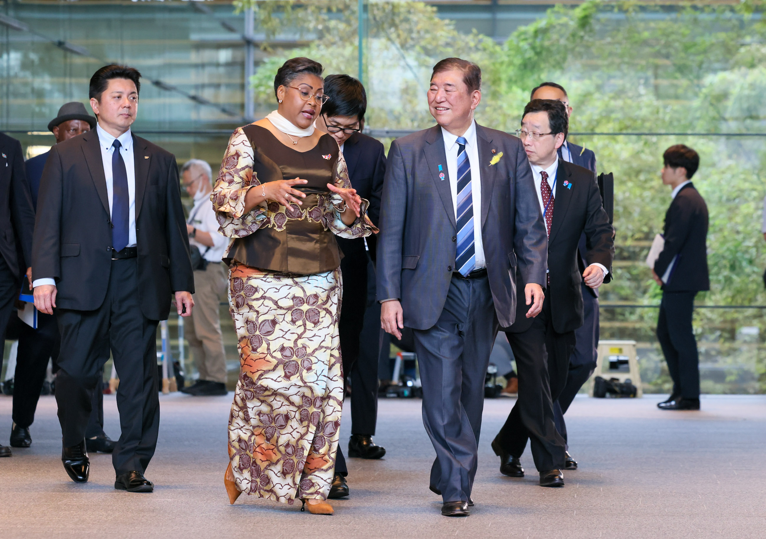 石破首相为苏米努瓦总理送行