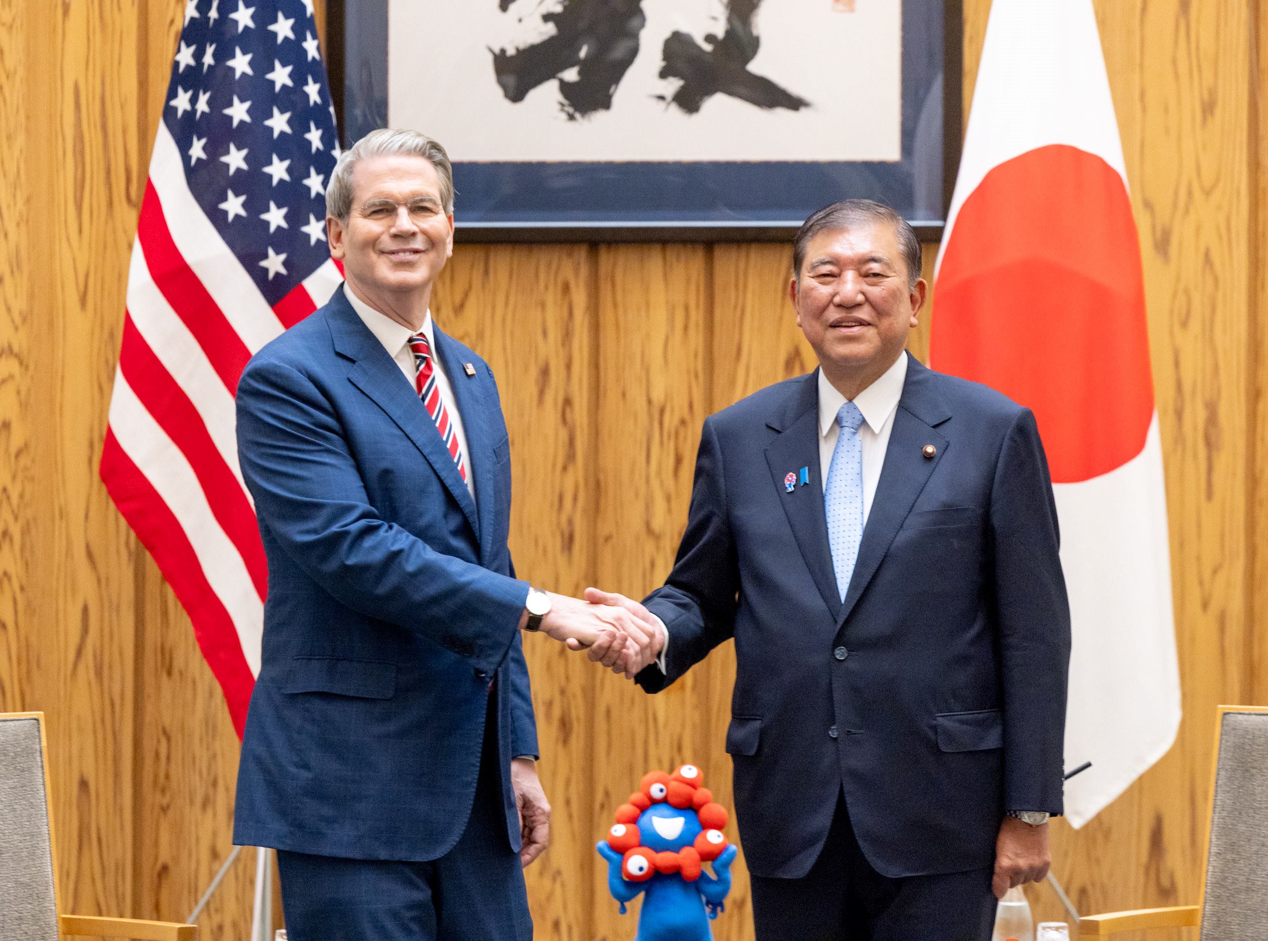 会见美利坚合众国财政部长斯科特·贝森特等美方政府代表团