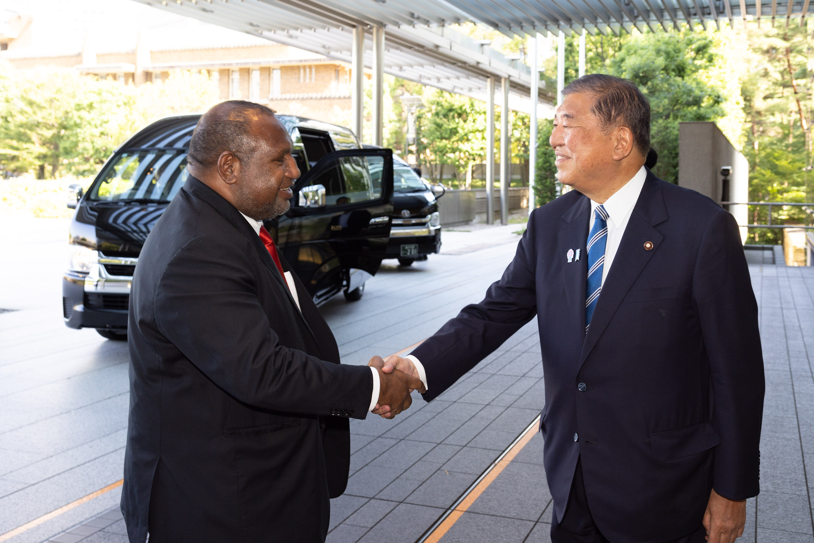 石破首相迎接马拉佩总理1