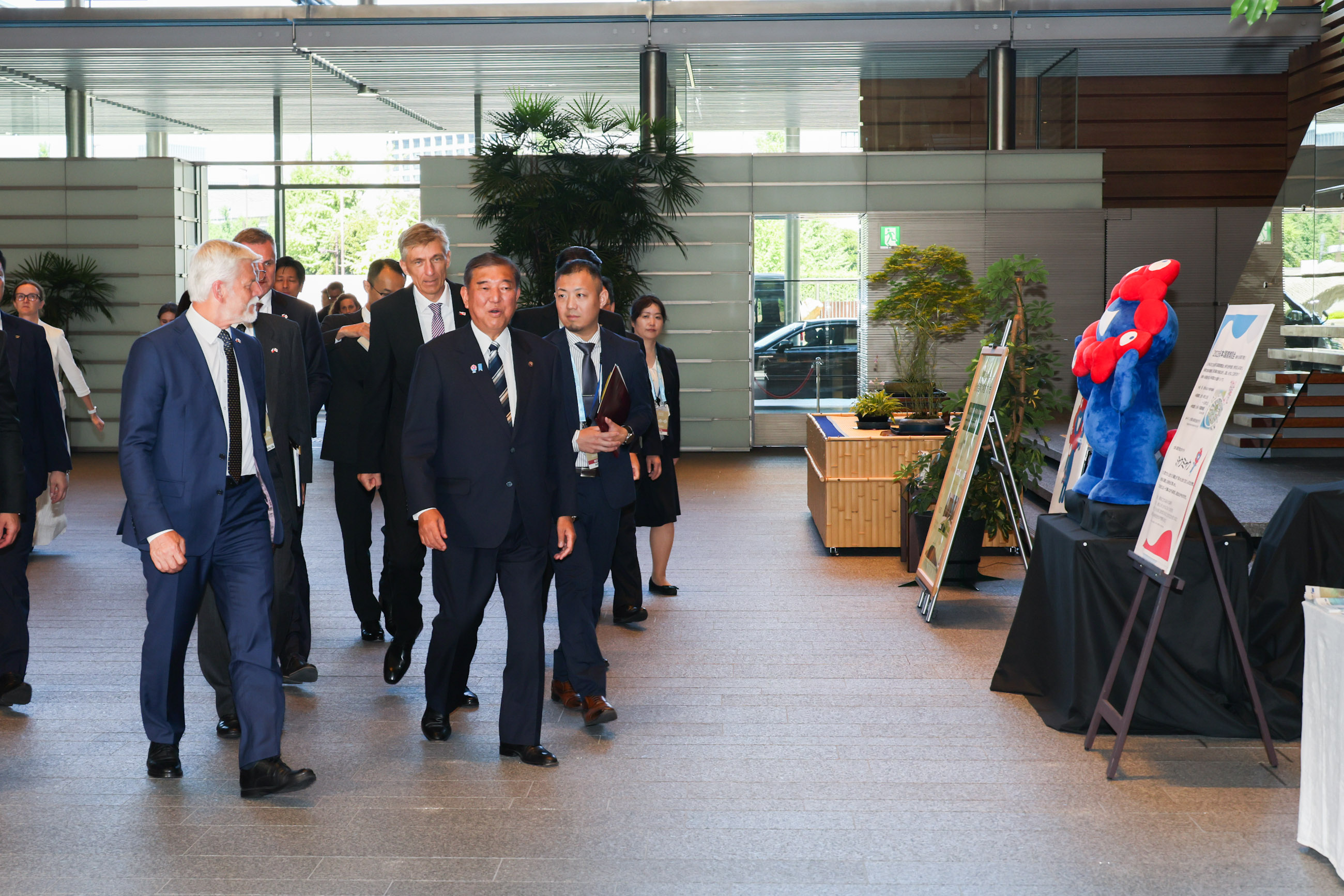 石破首相迎接彼得·帕维尔总统1