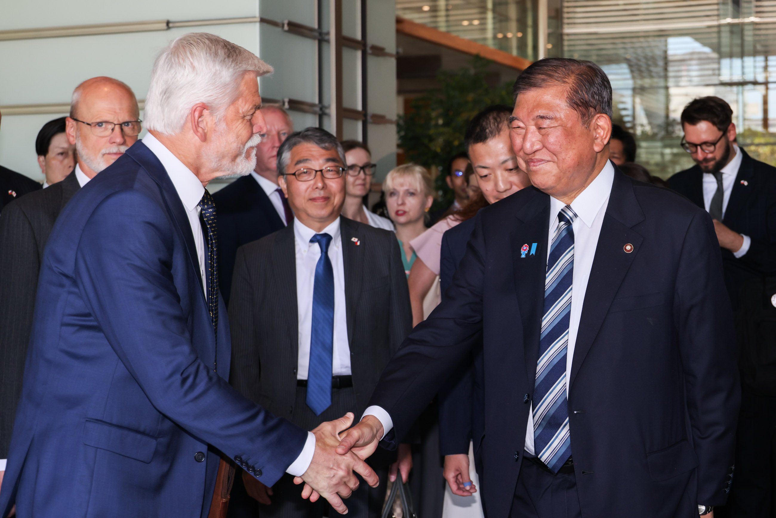 石破首相为彼得·帕维尔总统送行