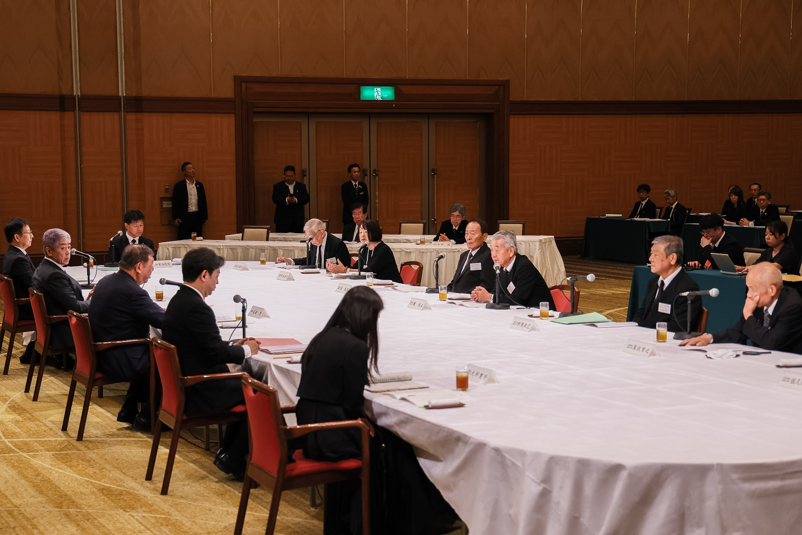 石破首相听取核爆受害者代表的要求5