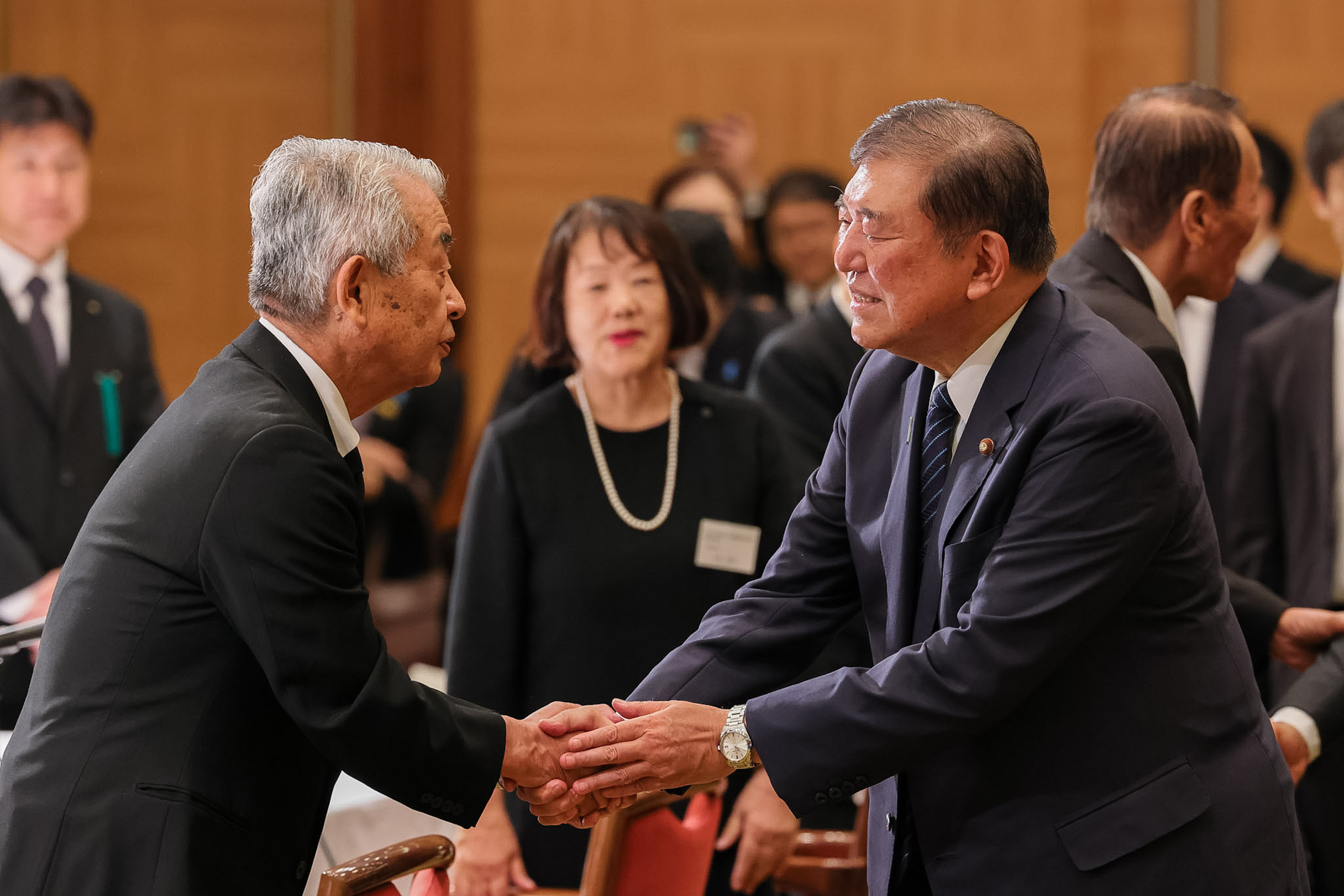 石破首相听取核爆受害者代表的要求7