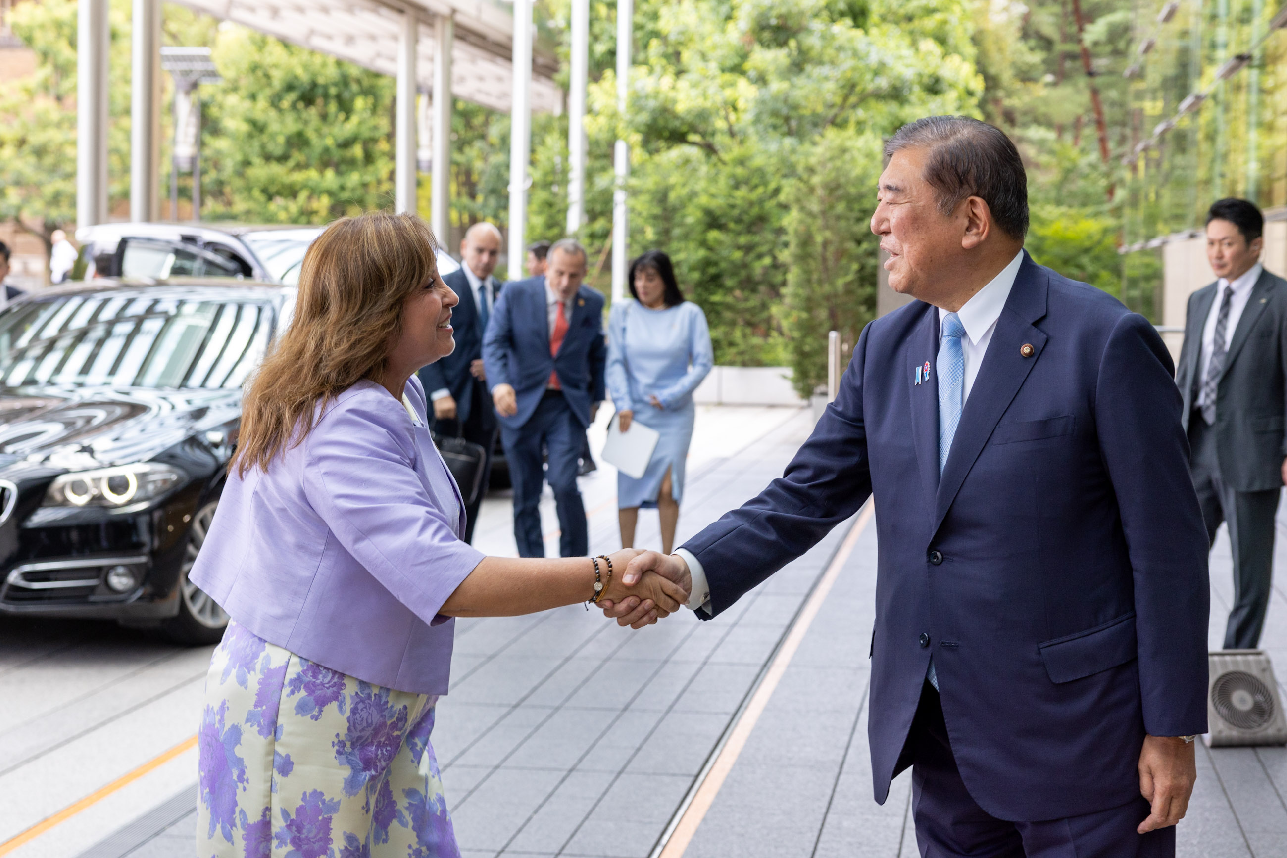 石破首相迎接博鲁阿尔特总统