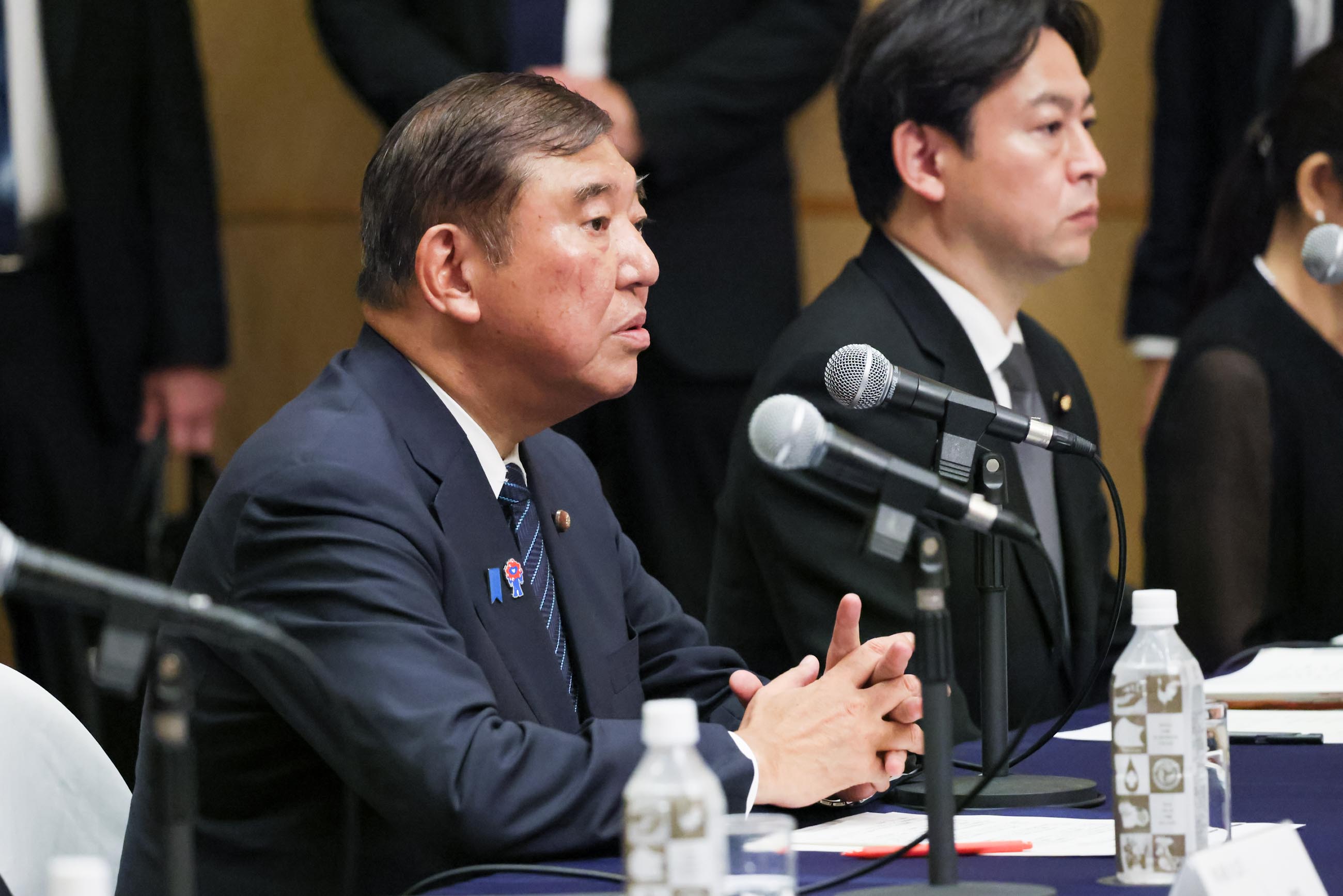 石破首相聆听核爆受害者代表的请求1