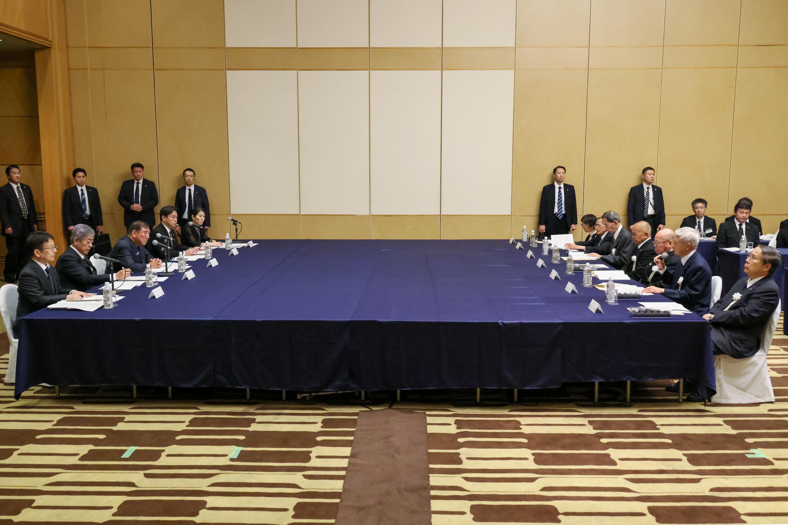 石破首相聆听核爆受害者代表的请求3