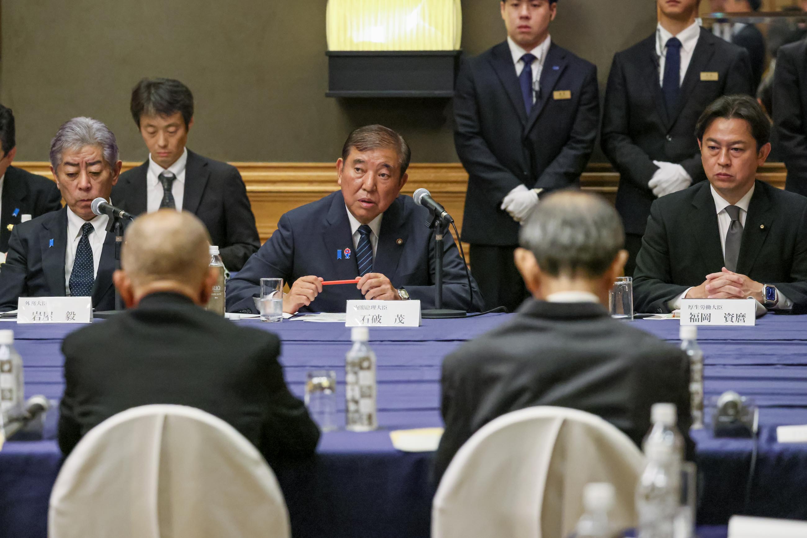 石破首相聆听核爆受害者代表的请求4