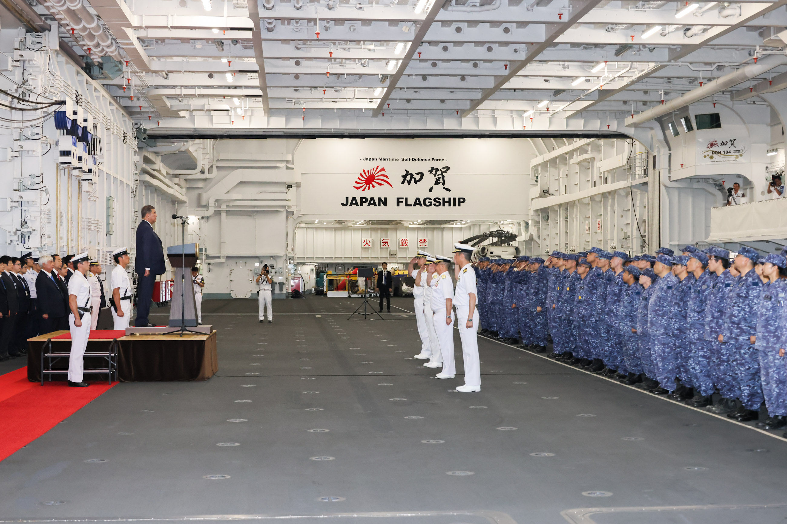 视察海上自卫队横须贺基地